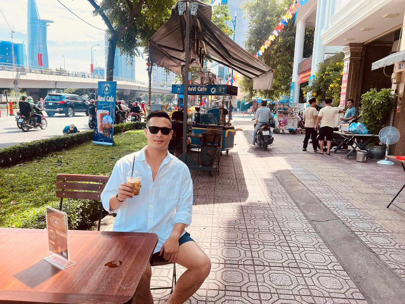 Nam diễn viên cũng dành nhiều thời gian để đi du lịch và nghỉ ngơi sau một thời gian dài làm việc căng thẳng.