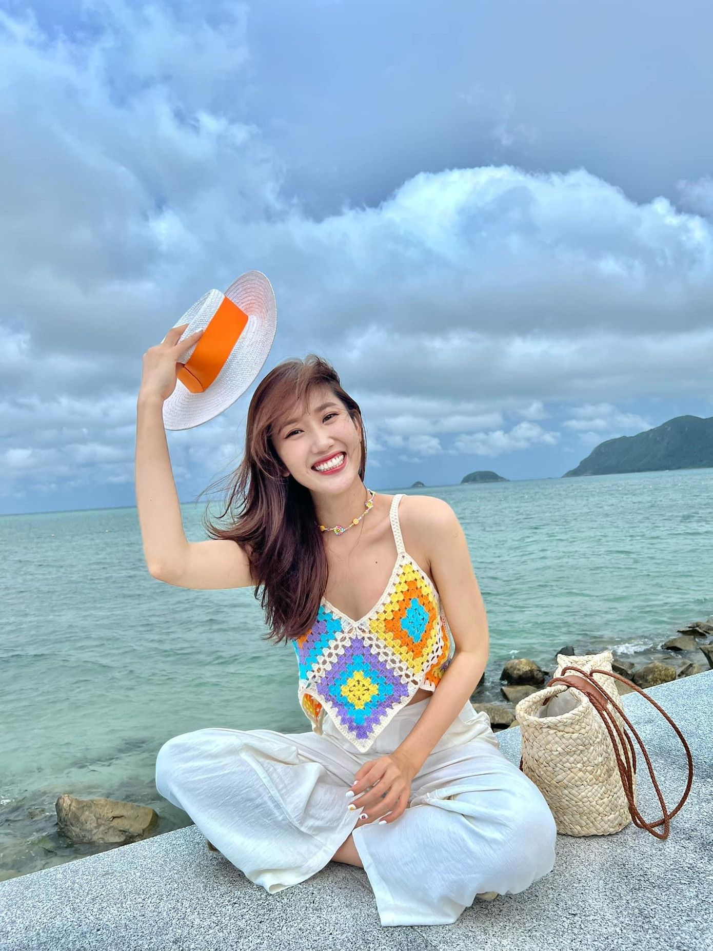 Thúy Ngân “đốn tim” fan bằng những hình ảnh đi du lịch Hè với thần thái rạng rỡ.