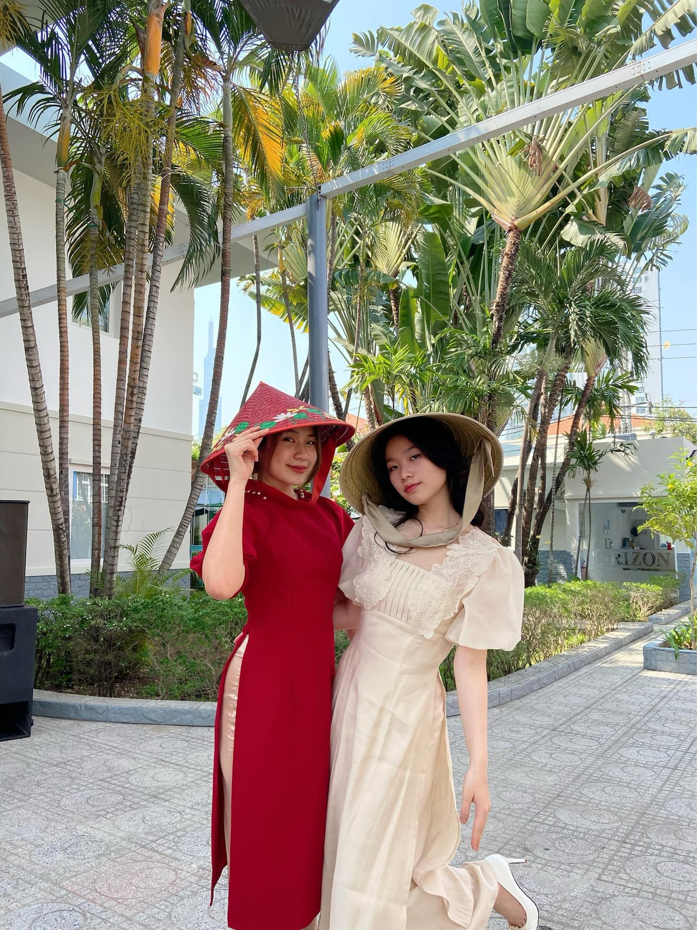 Áo dài cách tân chính là một loại trang phục yêu thích của Vy Uyên. Áo dài cách tân chính là một loại trang phục yêu thích của Vy Uyên.