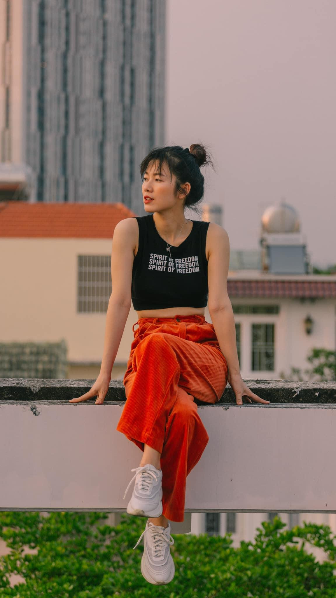 Những chiếc áo sát nách dáng croptop giúp Oanh Kiều khoe ra thân hình cân đối, đồng thời quần ống rộng cạp cao giúp cô tạo hiệu ứng chân dài và thon gọn hơn.