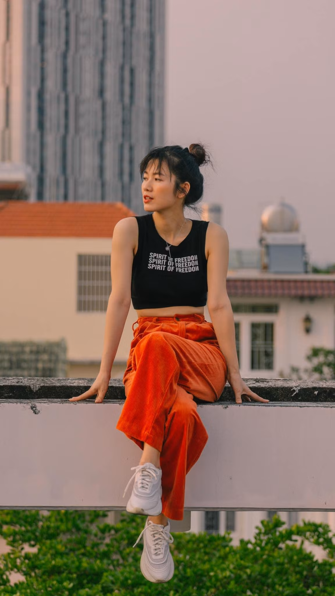 Những chiếc áo sát nách dáng croptop giúp Oanh Kiều khoe ra thân hình cân đối, đồng thời quần ống rộng cạp cao giúp cô tạo hiệu ứng chân dài và thon gọn hơn.
