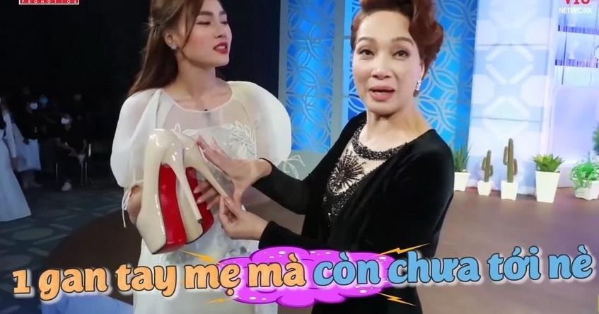 Trong một lần quay gameshow, Ninh Dương Lan Ngọc bất ngờ bị đàn chị trong nghề khui việc đeo giày cao gót 20cm để mặc áo dài.