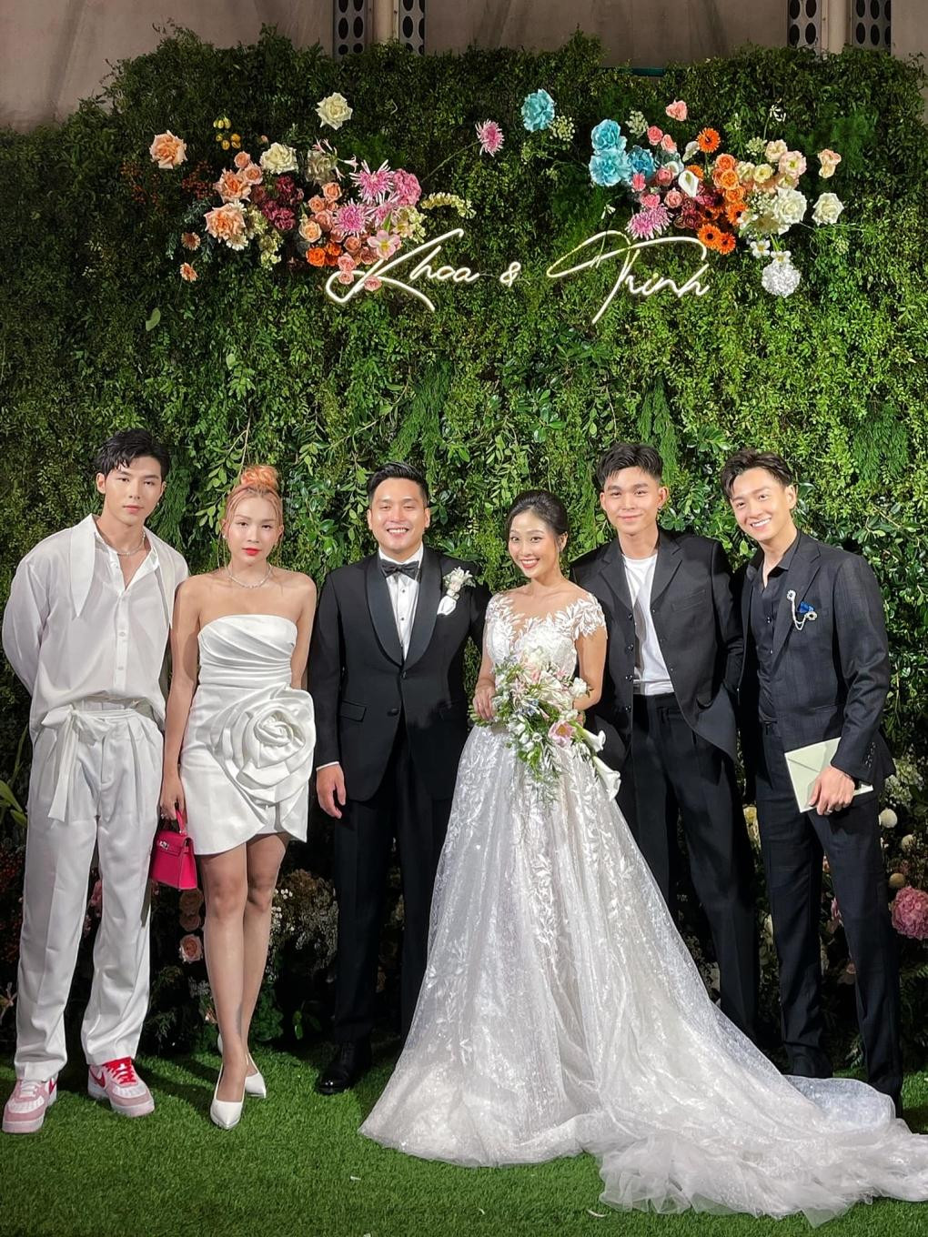 Cô dâu Liêu Hà Trinh xuất hiện rực rỡ cùng hội bạn thân.