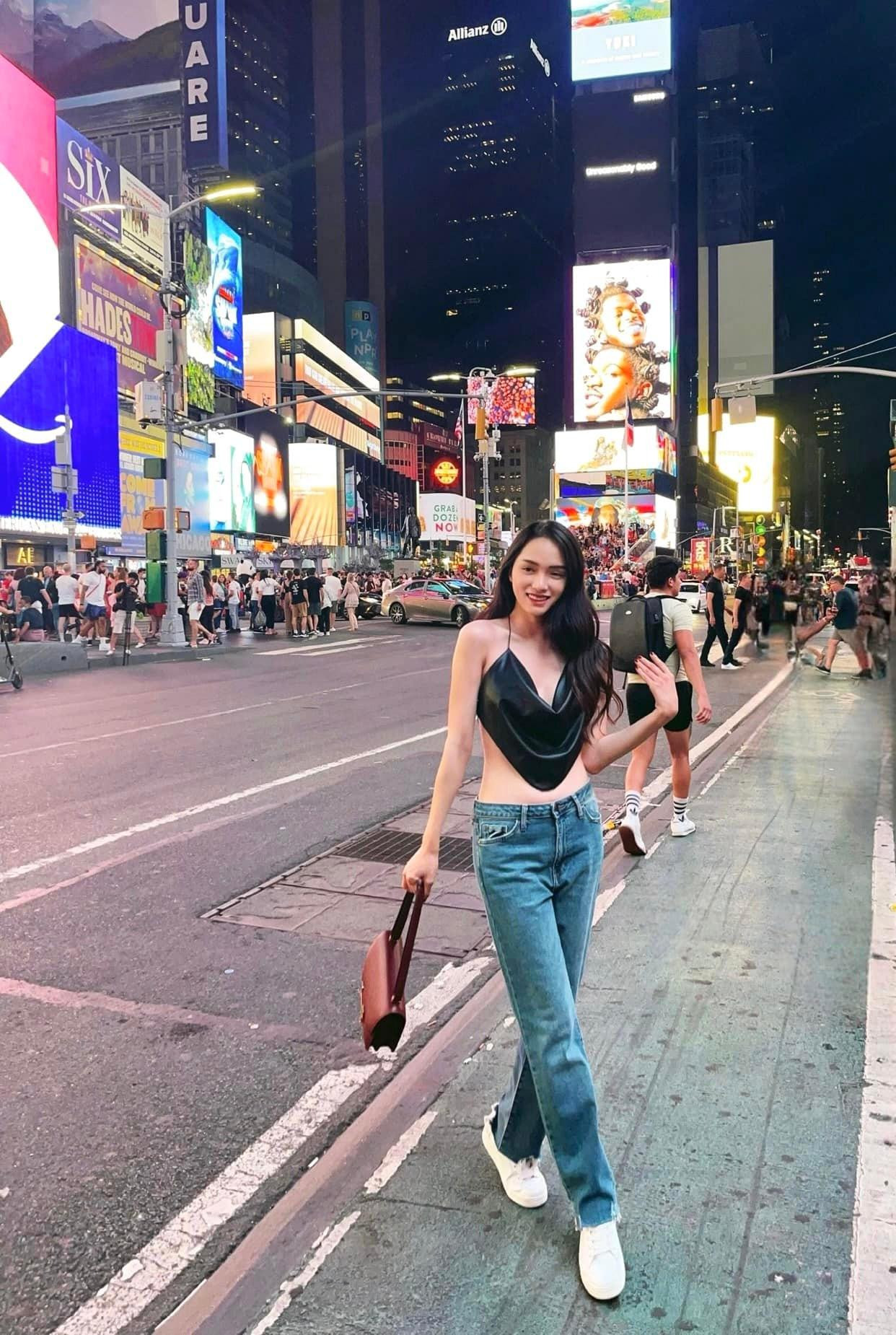 Hương Giang hóa quý cô sang chảnh, quyến rũ với mẫu áo 2 dây khoét lưng được làm từ chất liệu lụa mềm mại giúp người mặc khoe trọn vòng eo con kiến.