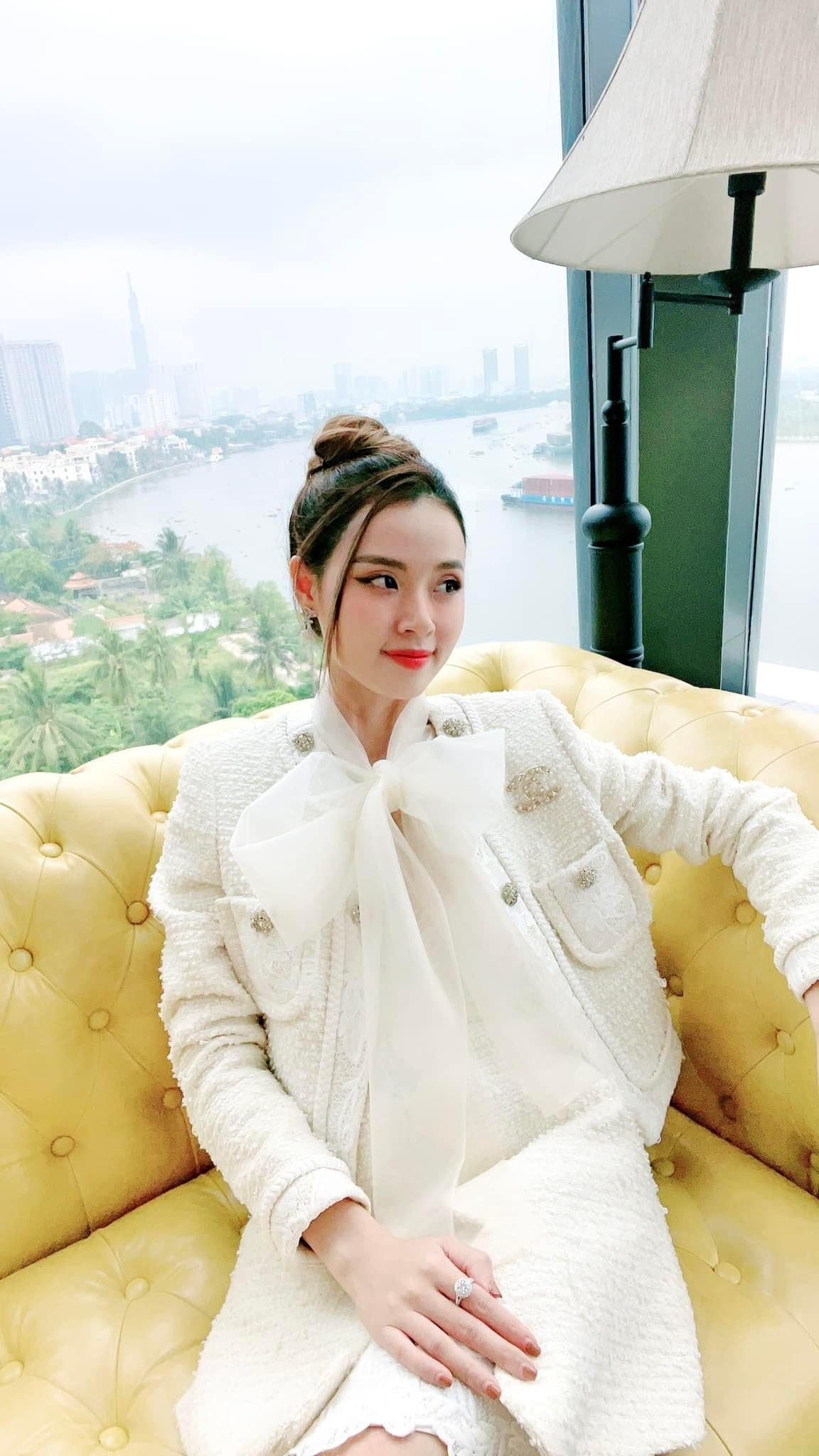 Midu lên đồ dịu dàng với set dạ tweed, thêm chiếc áo sơ mi thắt nơ bên trong là hình ảnh của cô nàng đã cuốn hút hơn rất nhiều.