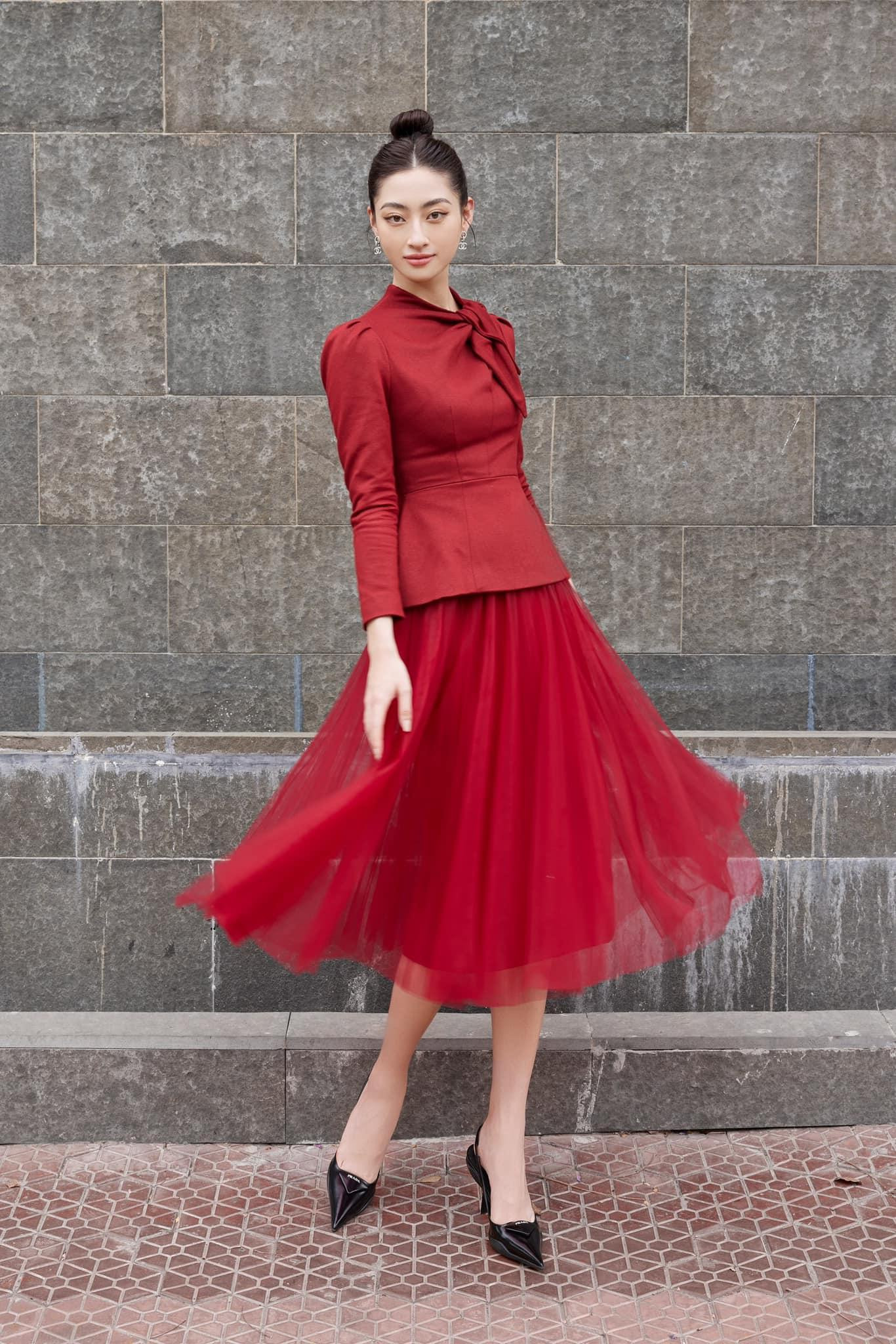 Những set đồ có màu sắc nổi bật thường được Lương Thùy Linh sử dụng khi đi làm để dù mặc đồ công sở vẫn thu hút mọi ánh nhìn. Những set đồ có màu sắc nổi bật thường được Lương Thùy Linh sử dụng khi đi làm để dù mặc đồ công sở vẫn thu hút mọi ánh nhìn.