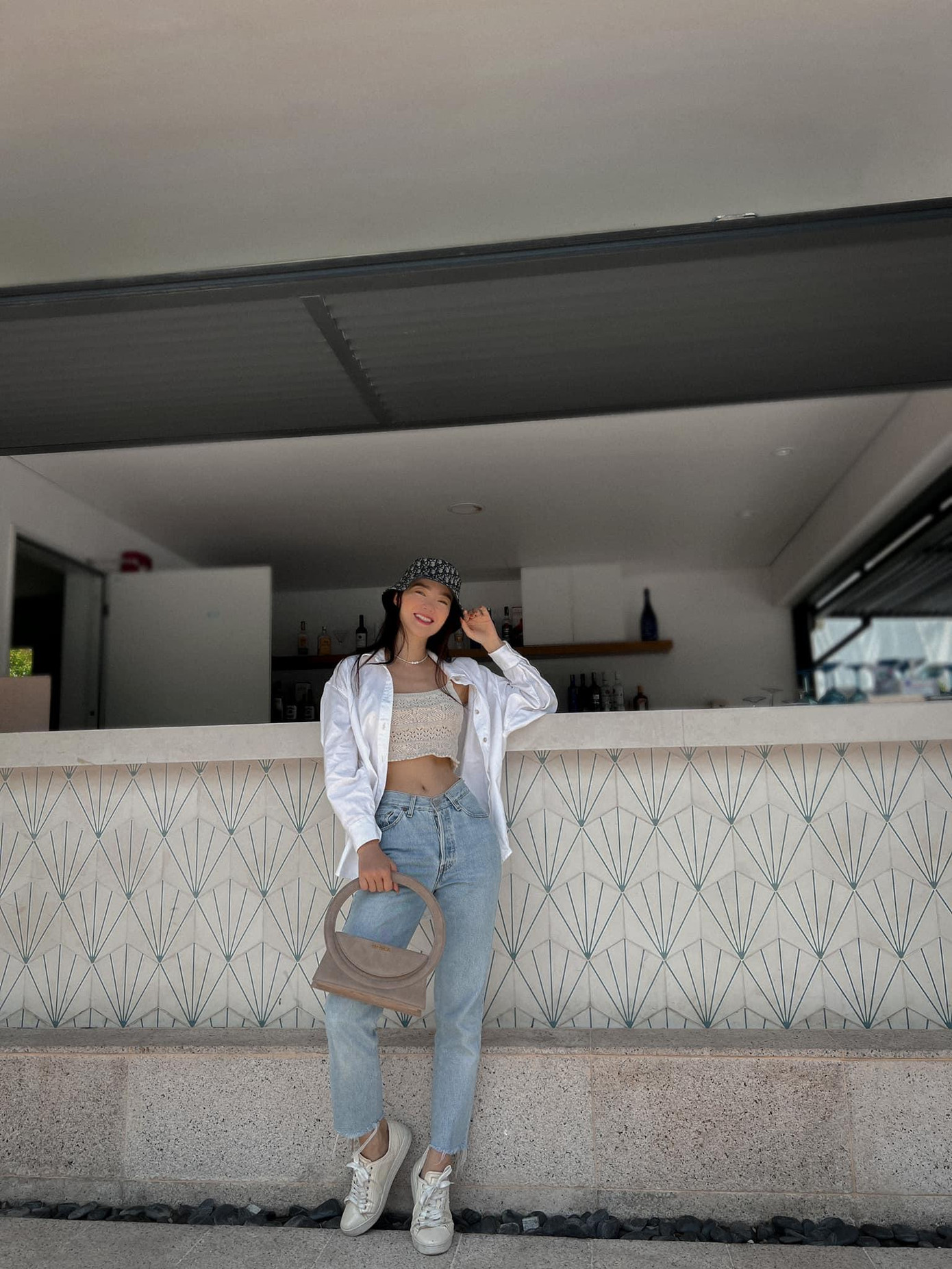 Chỉ với áo sơ mi trắng, quần jeans ống đứng, áo croptop cùng một vài phụ kiện, Minh Hằng đã toát lên vẻ đẹp thời thượng.