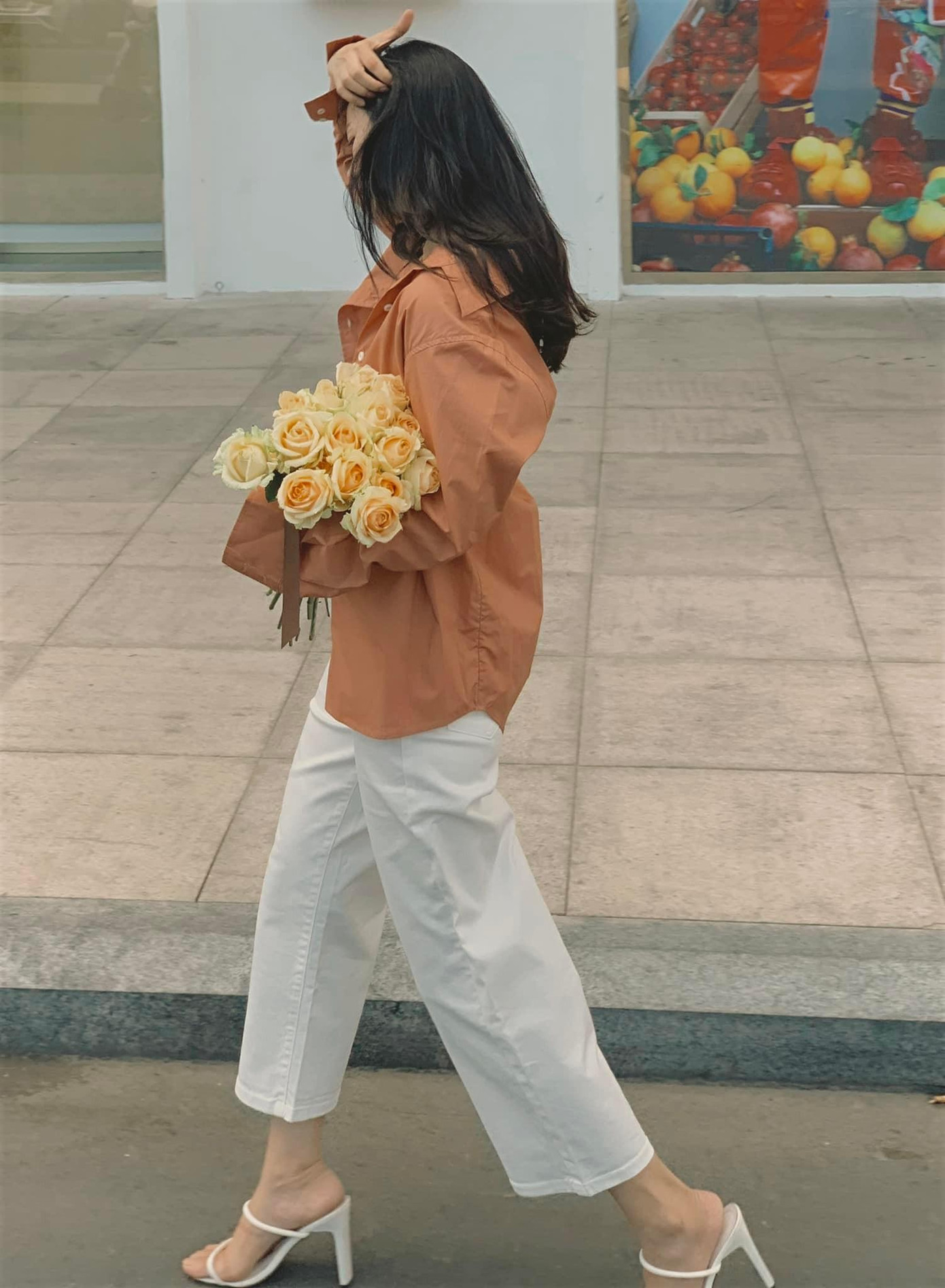 Chỉ với một chiếc áo sơ mi màu cam pastel kết hợp cùng quần trắng đã giúp Oanh Kiều có ngay một set đồ để tự tin xuống phố.