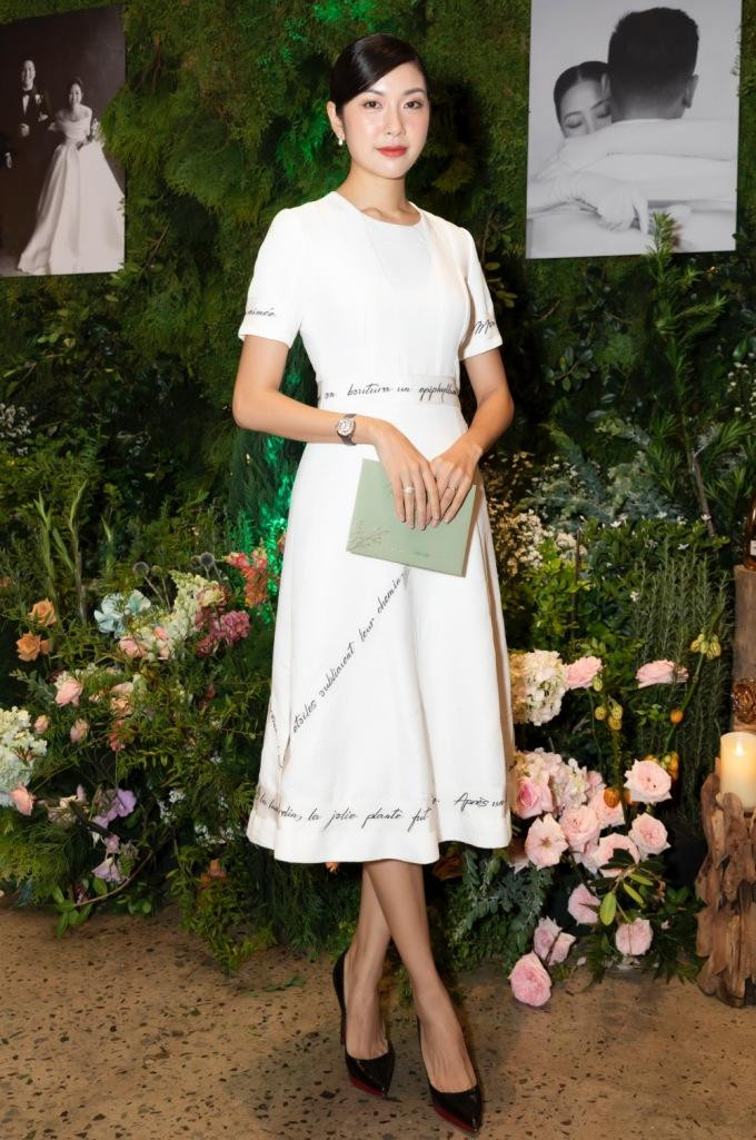 Á hậu Thúy Vân diện đầm suông trắng với kiểu dáng thanh lịch xuất hiện tại lễ cưới.