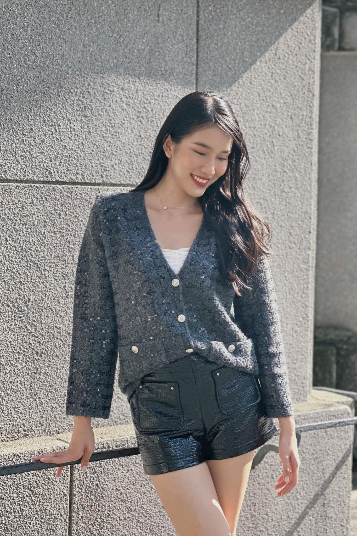 Áo cardigan kết hợp cùng quần da giống Á hậu Phương Anh chắc hẳn sẽ là một gợi ý mới mẻ cho bạn trong mùa Đông năm nay.