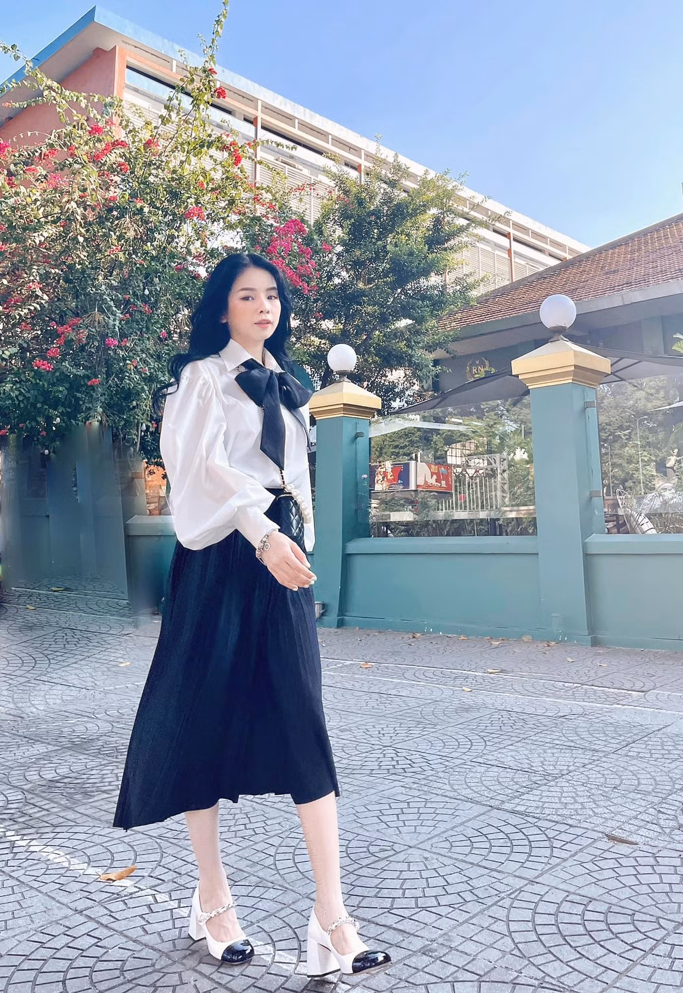 Áo sơ mi phối với chân váy đen chắc hẳn là set đồ không thể thiếu trong tủ đồ của hội chị em. Áo sơ mi phối với chân váy đen chắc hẳn là set đồ không thể thiếu trong tủ đồ của hội chị em.