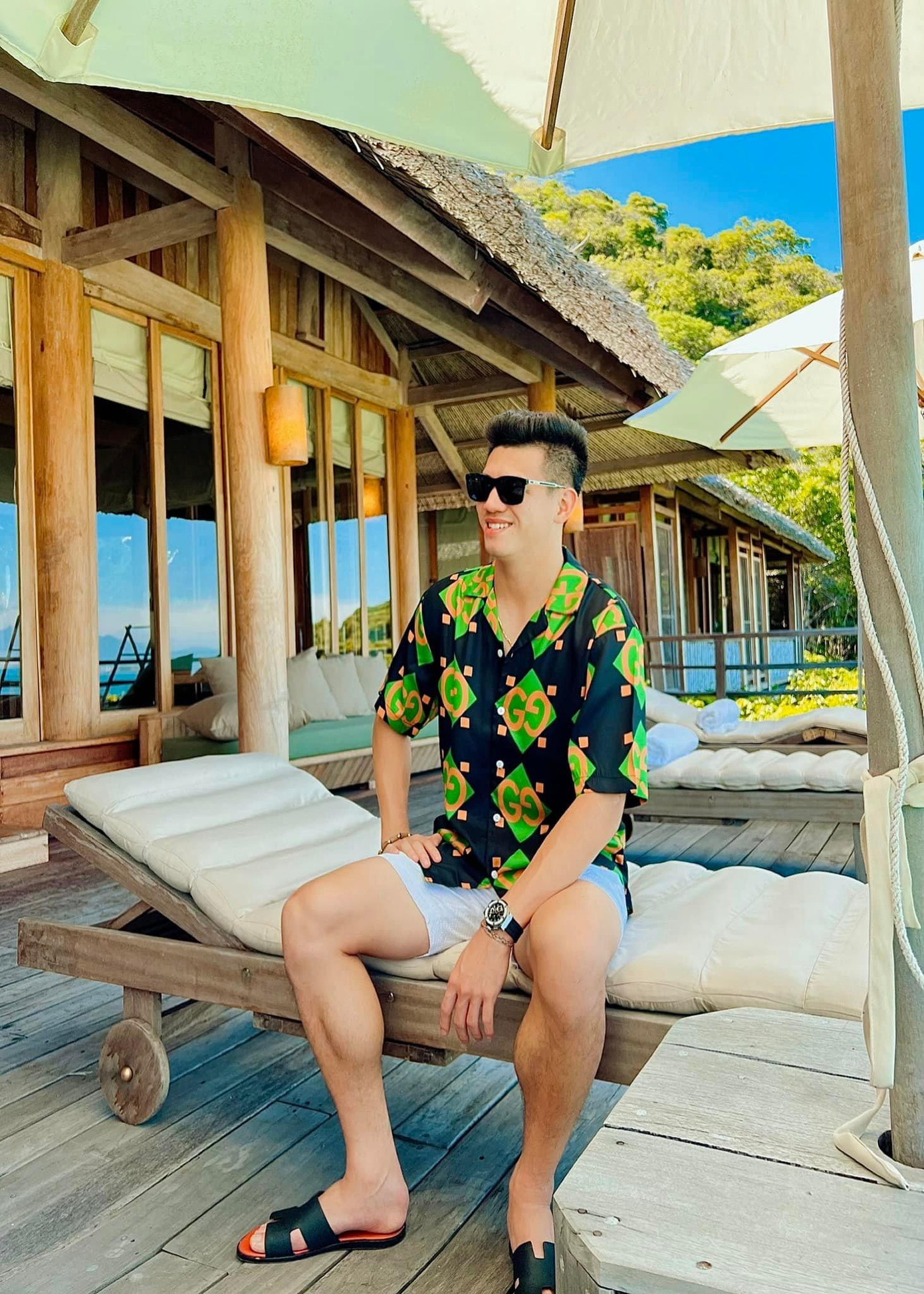 Phong cách phối đồ đơn giản cùng đôi dép Hermès có giá khoảng 16 triệu đồng thường xuyên được Tiến Linh sử dụng. Phong cách phối đồ đơn giản cùng đôi dép Hermès có giá khoảng 16 triệu đồng thường xuyên được Tiến Linh sử dụng.