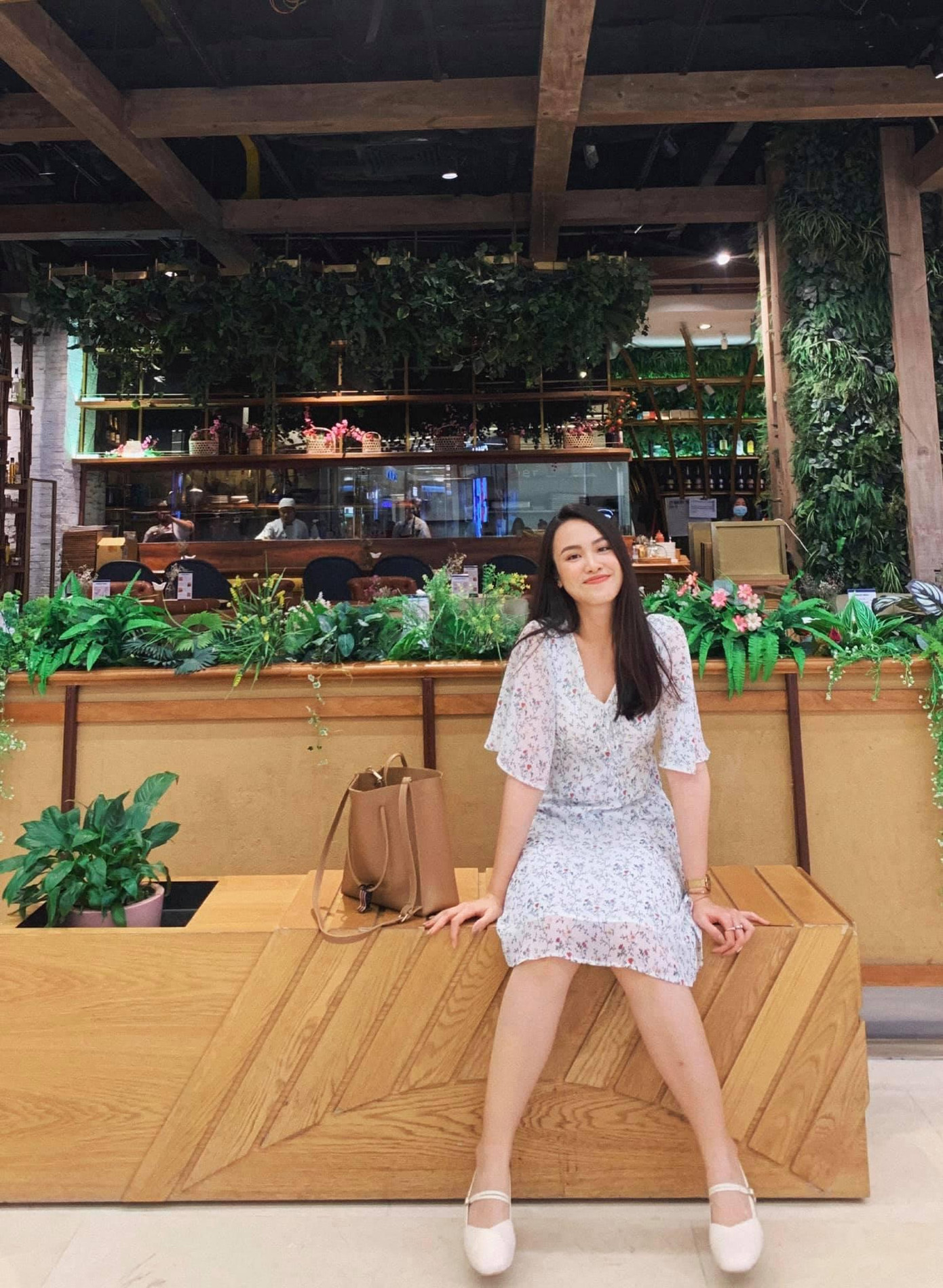 Thủy Tiên yêu thích những chiếc váy có thiết kế đơn giản nhưng vẫn toát lên vẻ đẹp nữ tính, dịu dàng của mình.