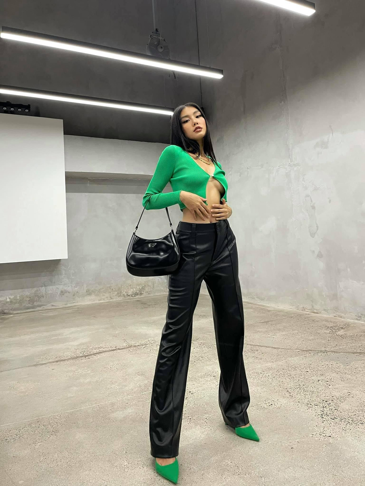 Tân Á hậu 1 trở nên trẻ trung, cá tính khi phối áo croptop với quần da và phụ kiện cùng màu.