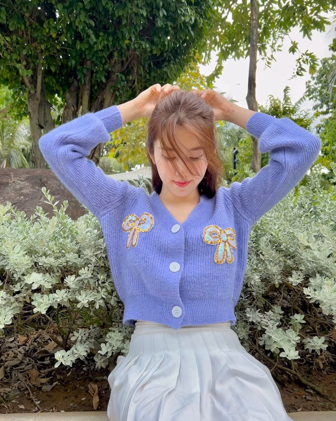 Vào những ngày mưa thì áo croptop len tăm kết hợp cùng chân váy chính là một sự lựa chọn hoàn hảo.