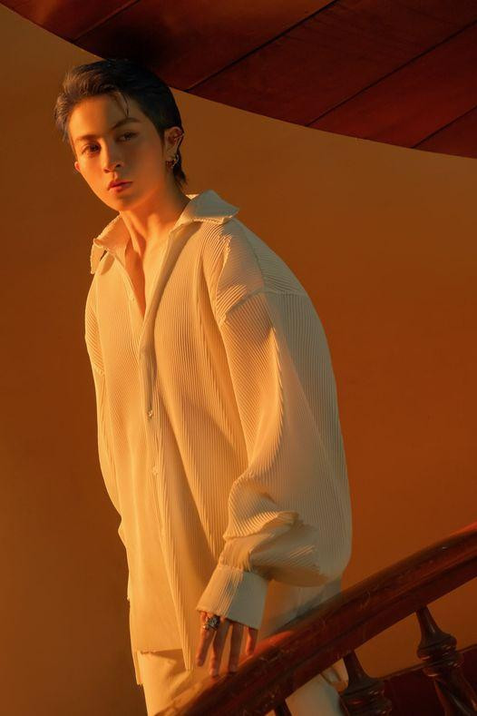 Gil biến hóa cực "thơ" với kiểu sơ mi trắng dáng rộng, tay phồng. Gil biến hóa cực "thơ" với kiểu sơ mi trắng dáng rộng, tay phồng.