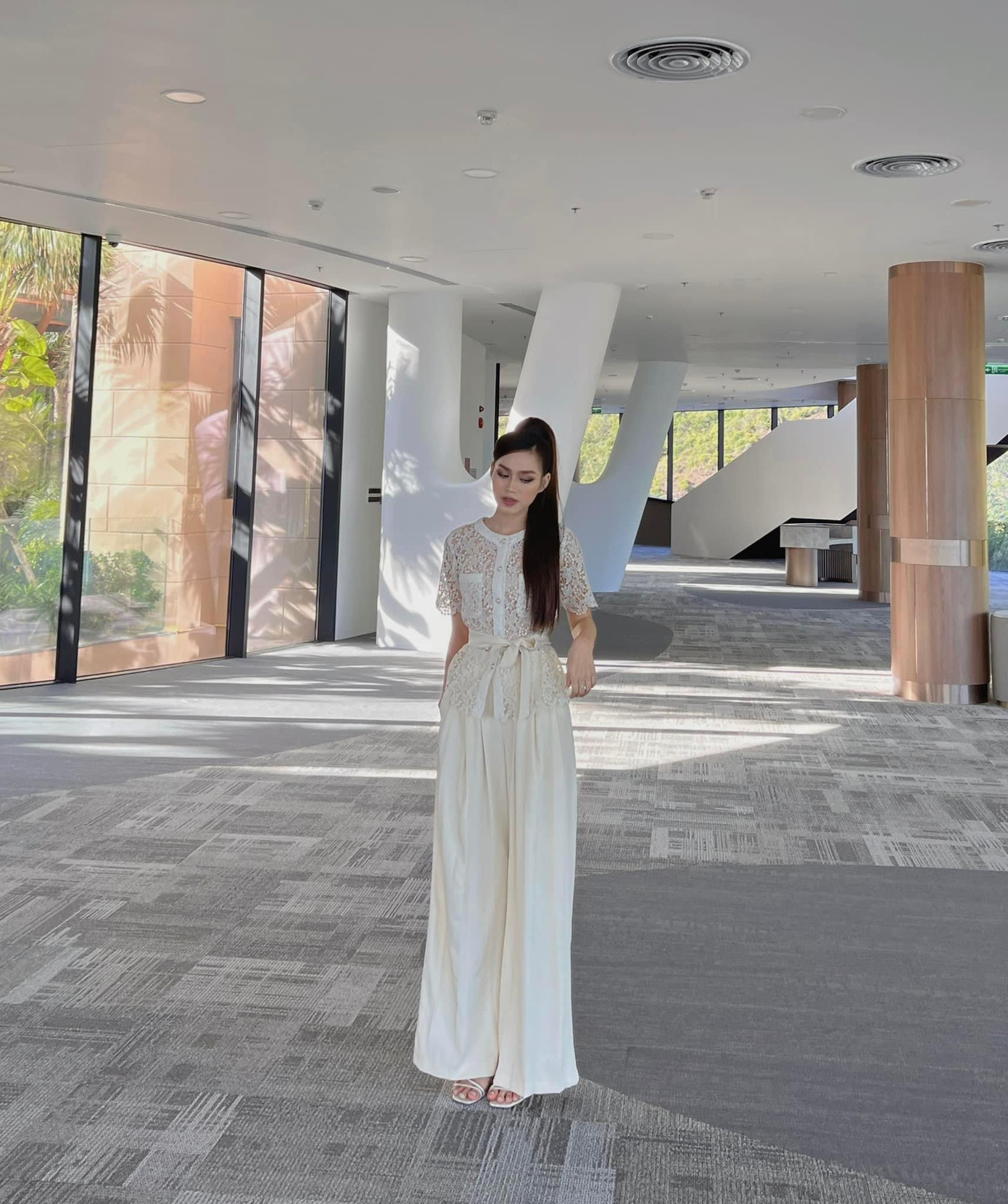 Một lần khác, nàng hậu trông nữ tính, dịu dàng khi phối quần ống rộng với áo ren thắt eo.