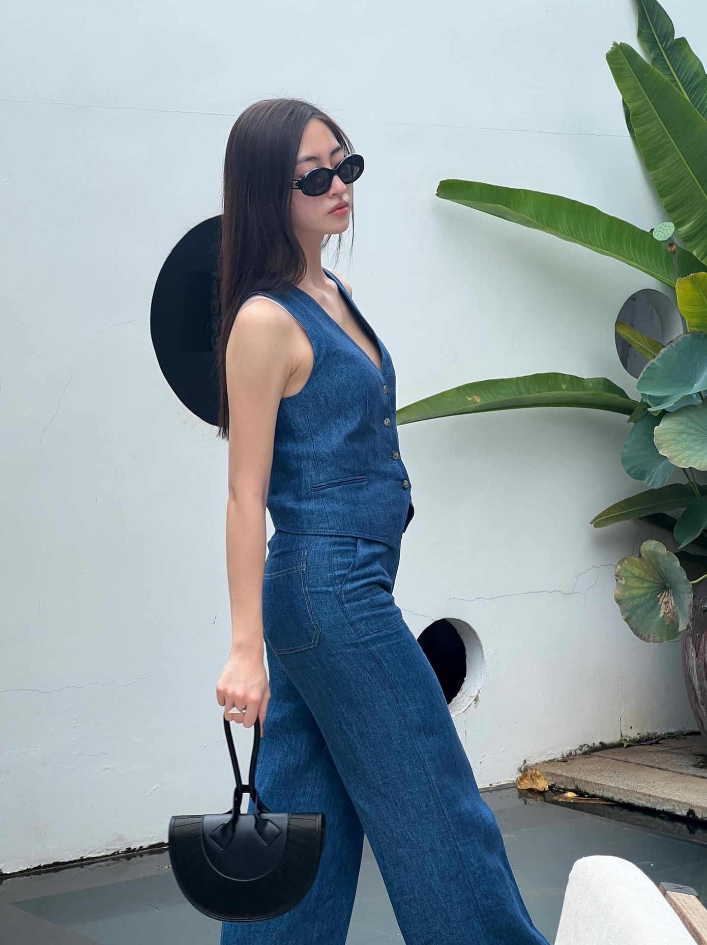 Nàng hậu cá tính như một nữ cao bồi khi phối quần ống rộng với áo gile jeans thời thượng.