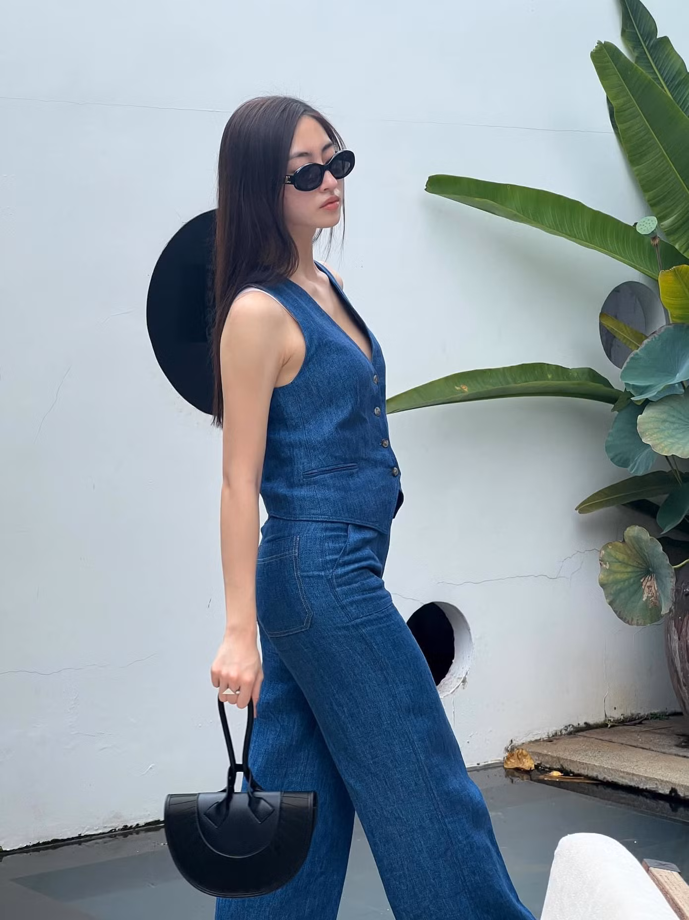 Nàng hậu cá tính như một nữ cao bồi khi phối quần ống rộng với áo gile jeans thời thượng.