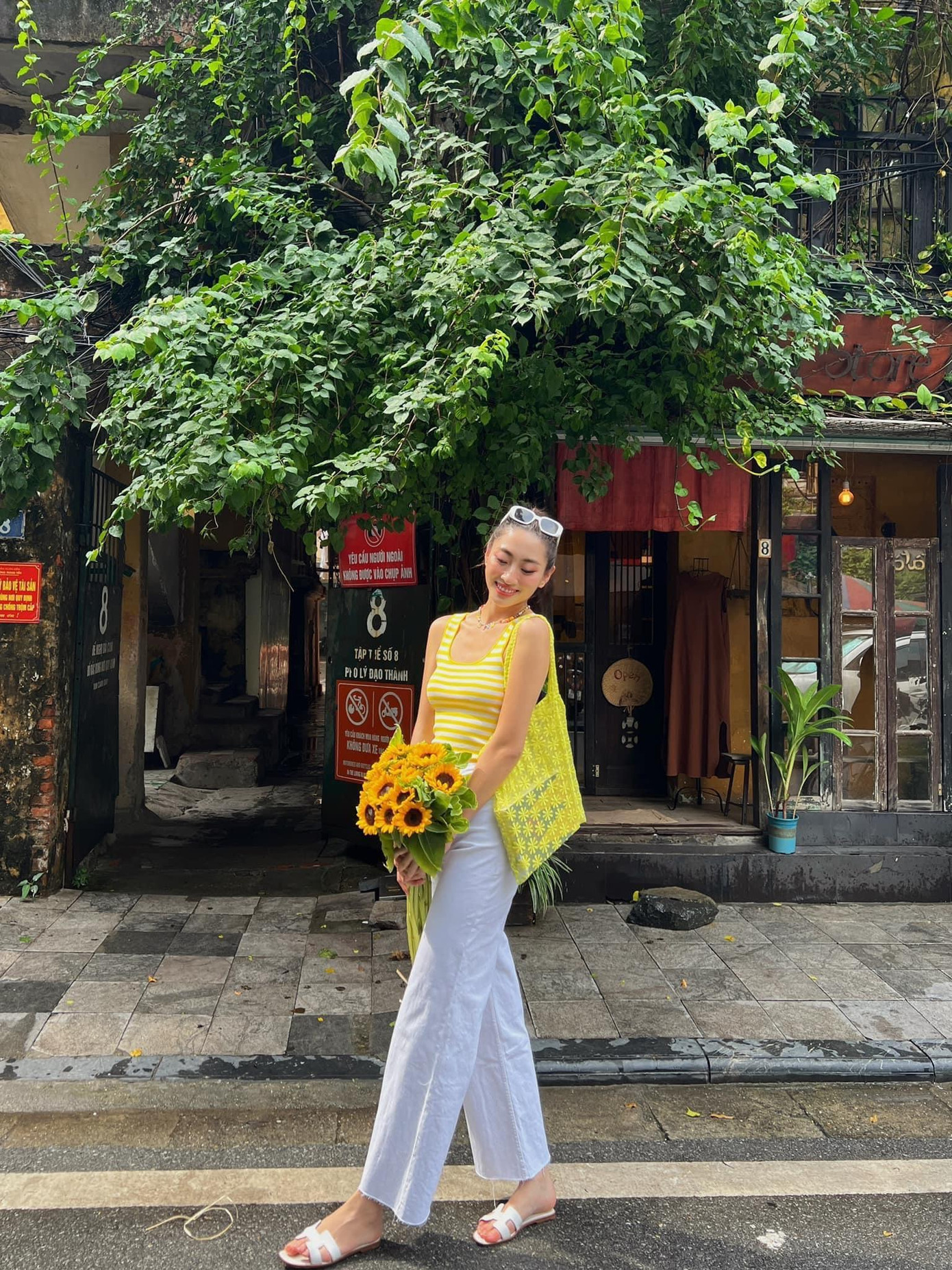 Trong các chuyến đi du lịch, Lương Thùy Linh cũng không quên mang theo nhiều kiểu quần ống rộng khác nhau để biến tấu với nhiều phong cách.