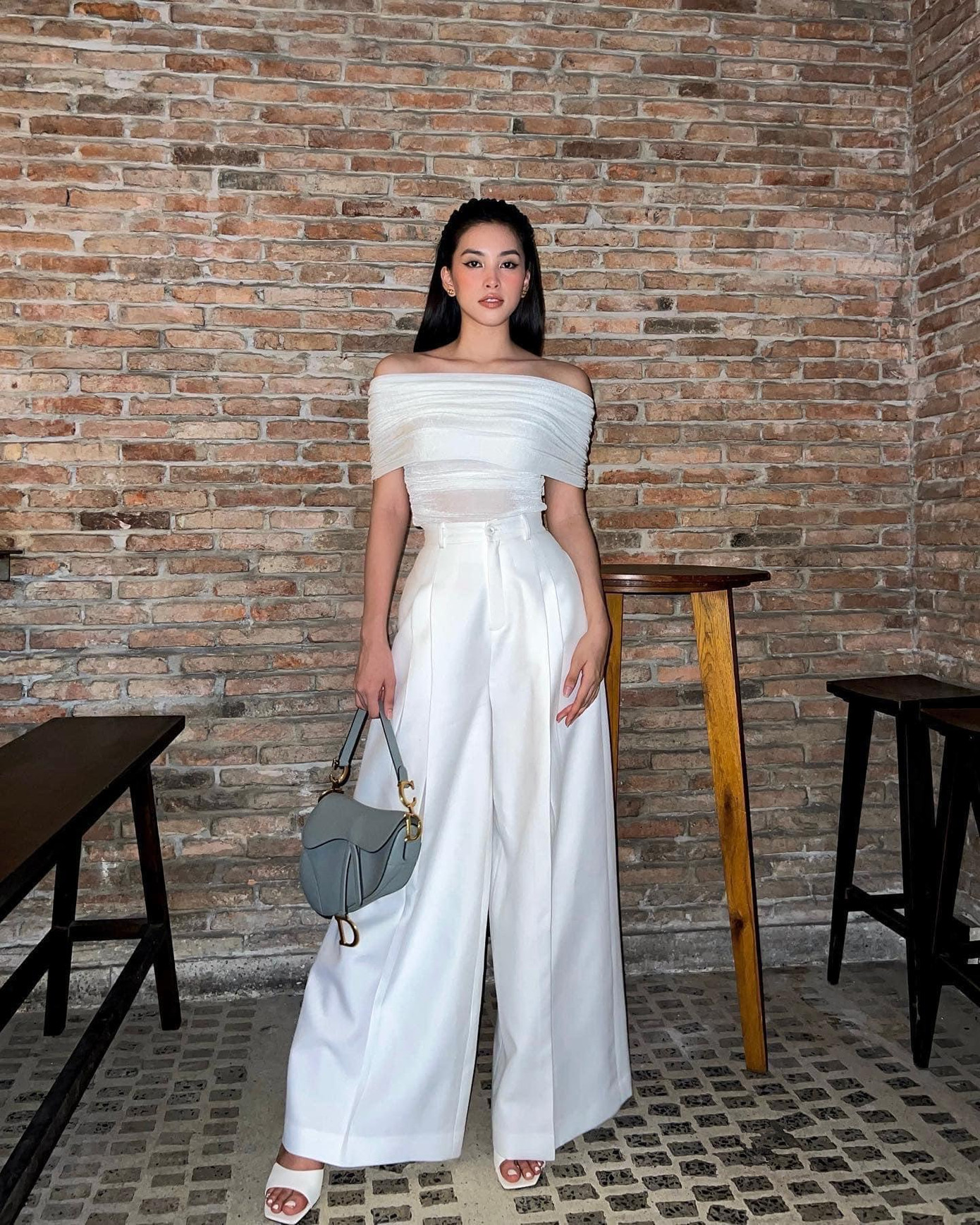 Hoa hậu Tiểu Vy sang chảnh, kiêu sa khi diện set đồ trắng bay bổng. Chiếc quần ống rộng trắng giúp tổng thể bộ đồ của cô nàng hài hòa hơn.