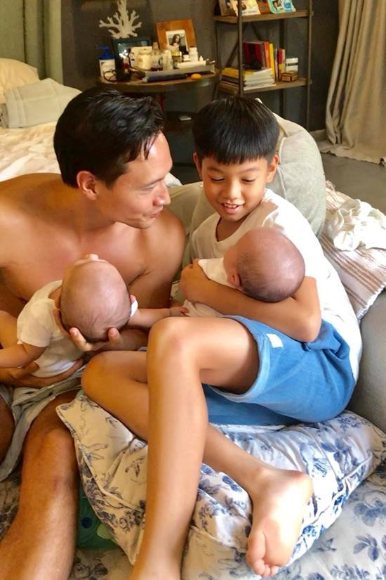 Subeo thoải mái thể hiện sự gần gũi với Kim Lý và Đàm Thu Trang.