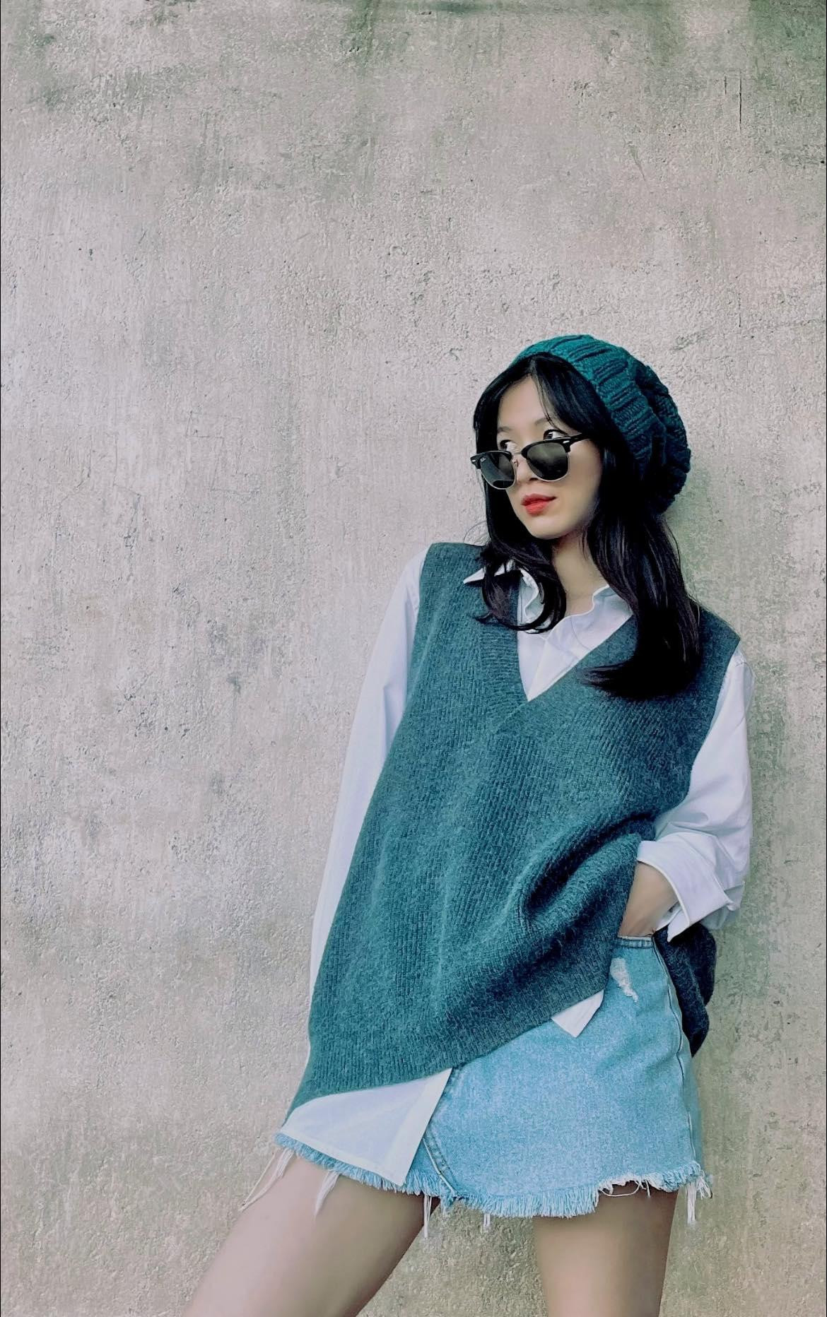 Một chiếc chân váy jeans chữ A kết hợp cùng áo sơ mi trắng nhẹ nhàng và gile màu xanh rêu không quá nổi nhưng lại đem đến cho nàng sức hút cực lớn.