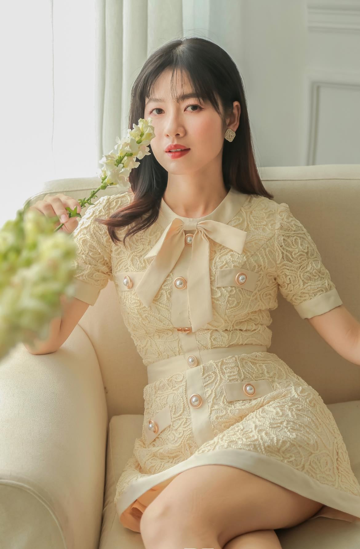 Nữ diễn viên hóa tiểu thư dịu dàng khi diện váy dáng chữ A đính thêm cúc ngọc trai và nơ.