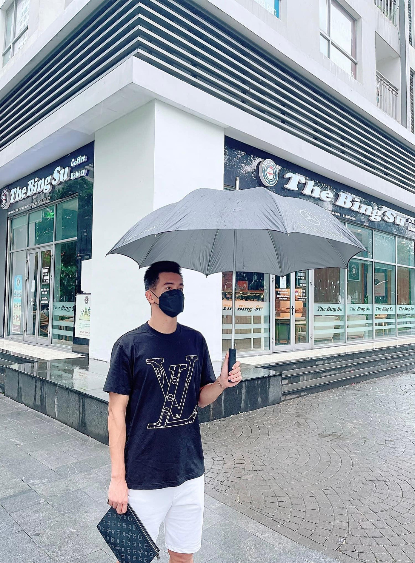 Tiến Linh là tiền đạo sinh năm 1997, anh chàng thường xuyên diện những mẫu áo thun đến từ các nhà mốt lớn như Louis Vuitton, Fendi, Gucci... Tiến Linh là tiền đạo sinh năm 1997, anh chàng thường xuyên diện những mẫu áo thun đến từ các nhà mốt lớn như Louis Vuitton, Fendi, Gucci...