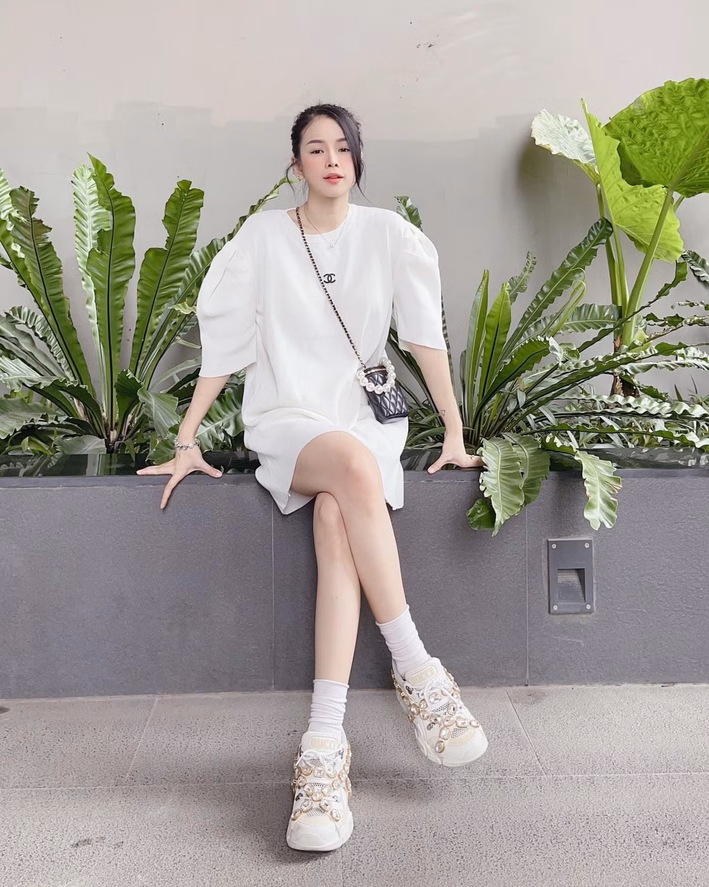 Váy phông trắng đơn giản giúp Mie thoải mái trong những lần xuống phố dạo chơi. Váy phông trắng đơn giản giúp Mie thoải mái trong những lần xuống phố dạo chơi.