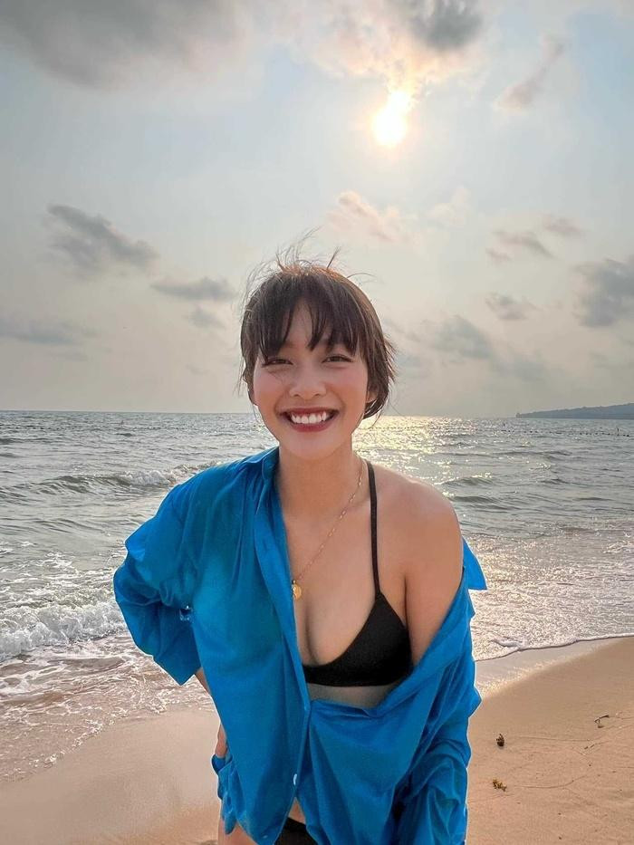 Diện sơ mi cài "hờ" bên ngoài bikini, Khả Ngân có ngay một set đồ vừa phong cách lại giúp chống nắng khi đi biển.