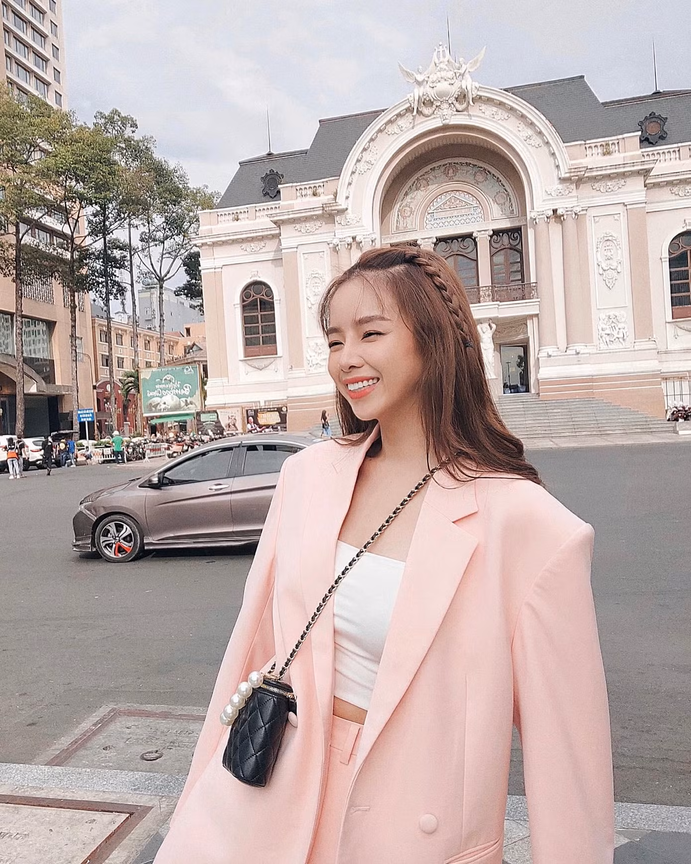 Mie nhẹ nhàng, trẻ trung và ngọt ngào trong set blazer màu hồng nhạt. Mie nhẹ nhàng, trẻ trung và ngọt ngào trong set blazer màu hồng nhạt.