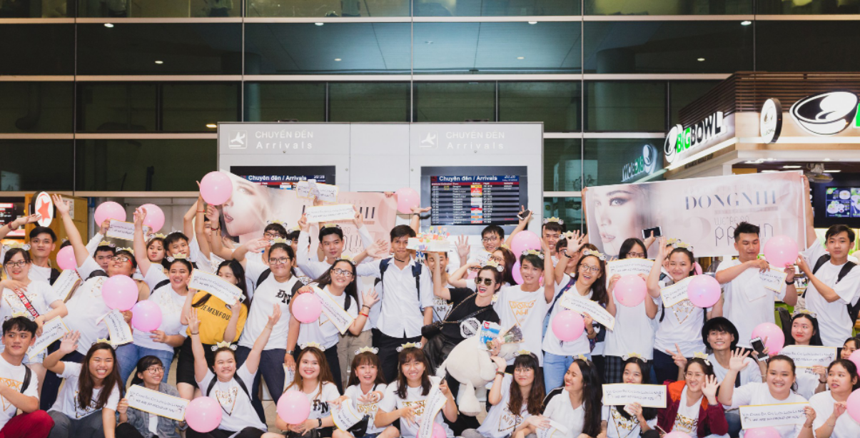 FC hùng hậu của Đông Nhi tại sân bay.