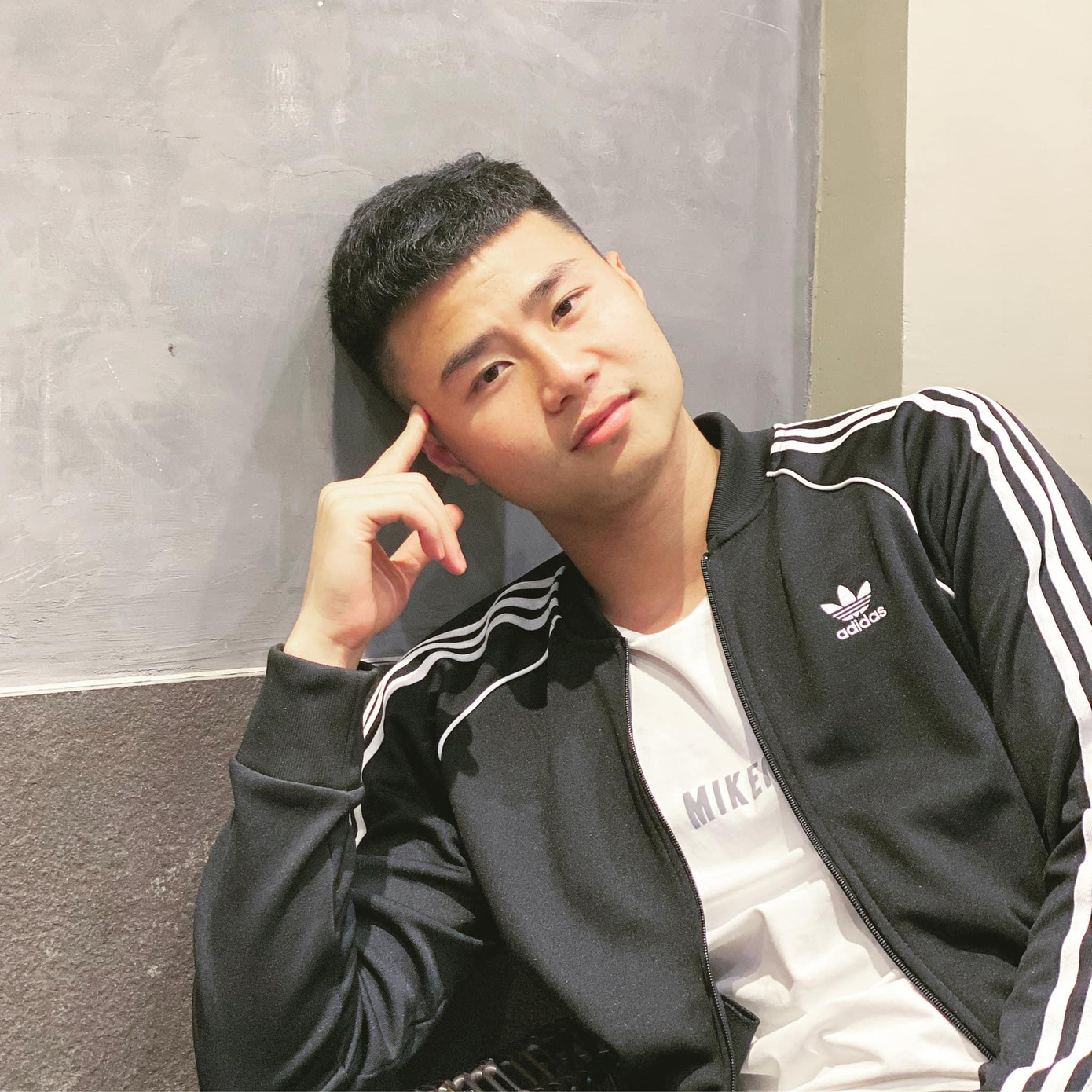 Áo khoác đến từ thương hiệu Adidas bên ngoài chiếc áo thun trắng giúp Văn Toản giữ ấm cơ thể những ngày trời trở lạnh. Áo khoác đến từ thương hiệu Adidas bên ngoài chiếc áo thun trắng giúp Văn Toản giữ ấm cơ thể những ngày trời trở lạnh.