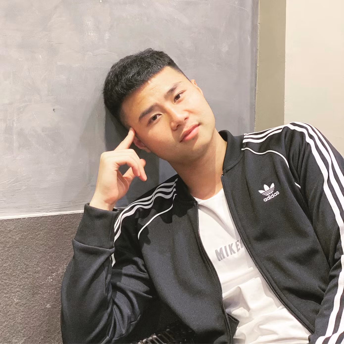 Áo khoác đến từ thương hiệu Adidas bên ngoài chiếc áo thun trắng giúp Văn Toản giữ ấm cơ thể những ngày trời trở lạnh.