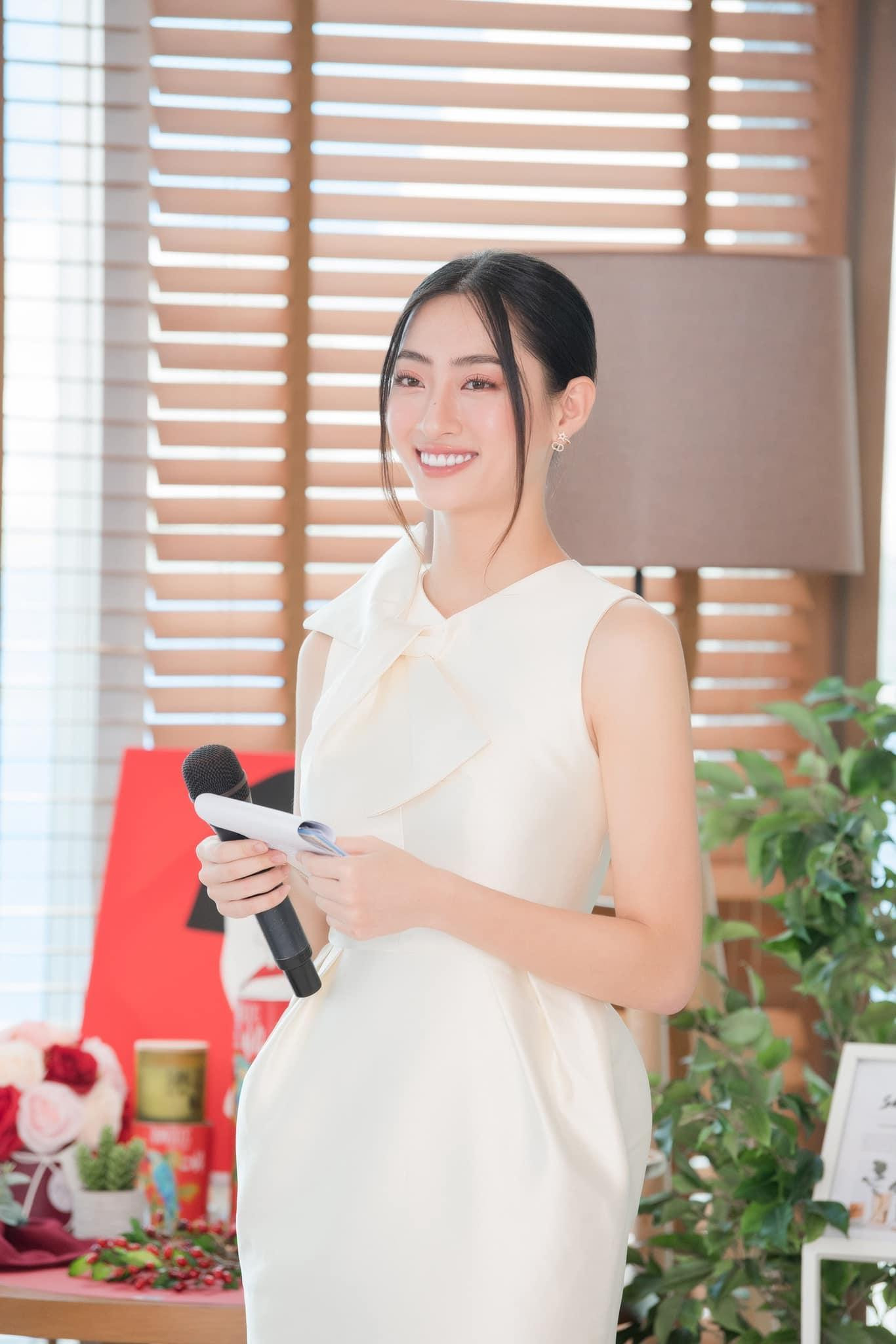 Nàng hậu thường xuyên chọn những chiếc váy dài màu sáng, kín đáo khi đi làm để thể hiện sự lịch thiệp và nữ tính. Nàng hậu thường xuyên chọn những chiếc váy dài màu sáng, kín đáo khi đi làm để thể hiện sự lịch thiệp và nữ tính.