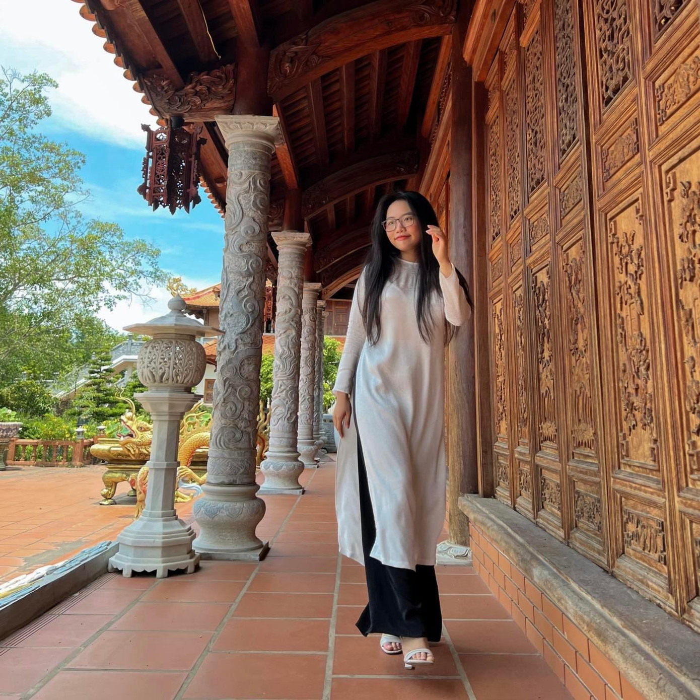 Áo dài là một trong những bộ trang phục không thể thiếu trong tủ đồ của Phương Mỹ Chi. Áo dài là một trong những bộ trang phục không thể thiếu trong tủ đồ của Phương Mỹ Chi.