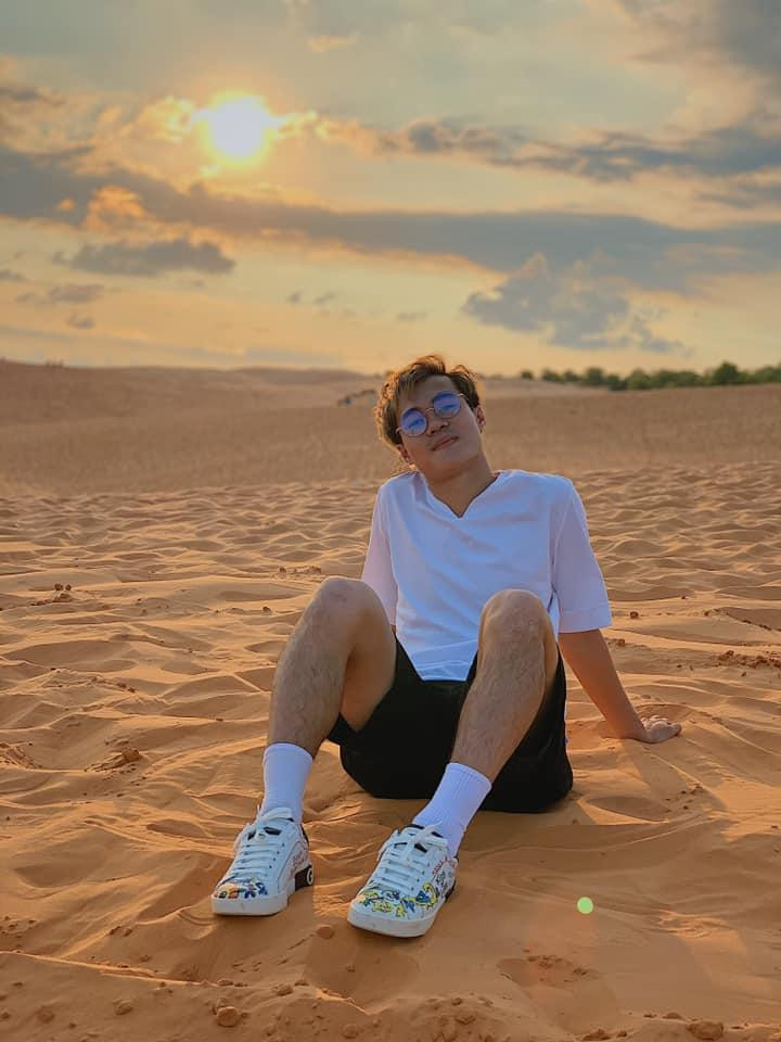 Đôi giày hoạ tiết có giá 24 triệu đồng giúp bộ trang phục đơn giản của chàng cầu thủ trở nên nổi bật hơn. Đôi giày hoạ tiết có giá 24 triệu đồng giúp bộ trang phục đơn giản của chàng cầu thủ trở nên nổi bật hơn.