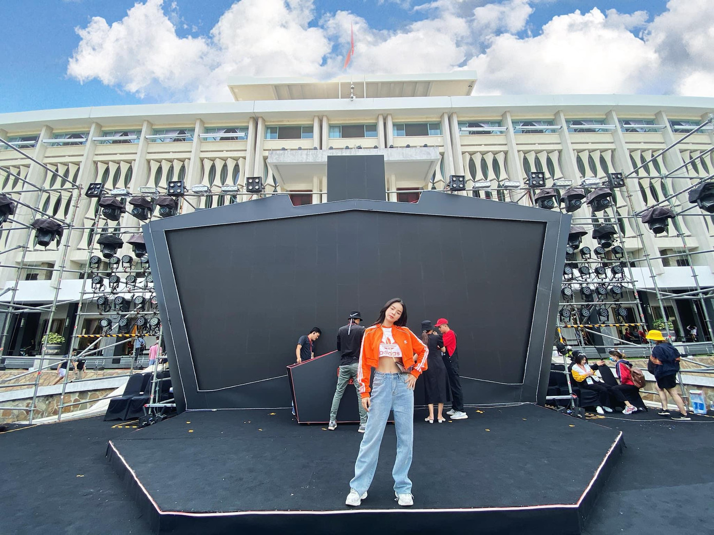 Bạn có thể dễ dàng phối quần jeans cạp cao với các kiểu dáng áo croptop khác nhau để trông vừa đơn giản lại thần thái như Mie.