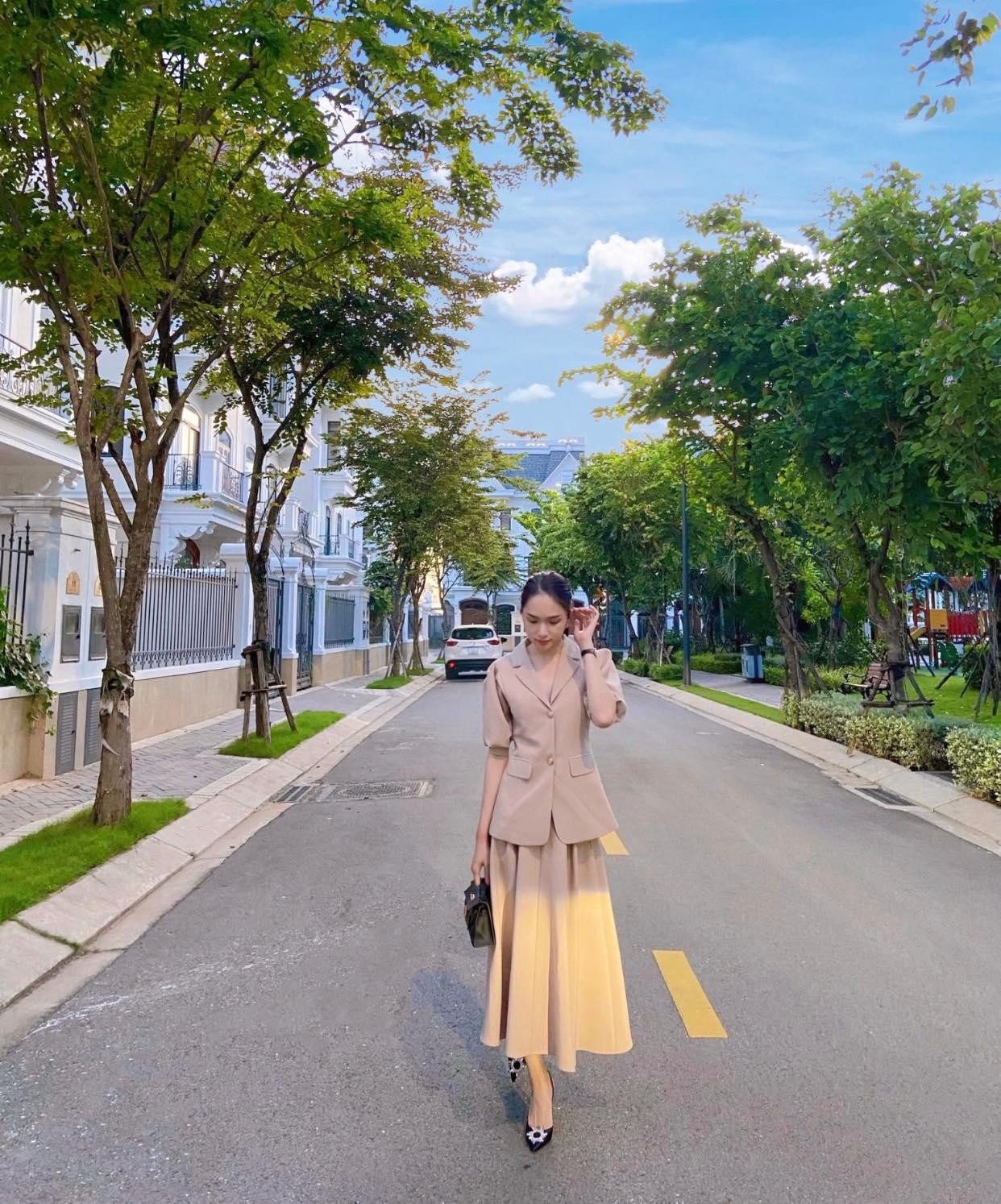 Ngoài những lúc năng động, trẻ trung, cô nàng cũng thường xuyên diện những bộ đồ thanh lịch và nhã nhặn để xuống phố.