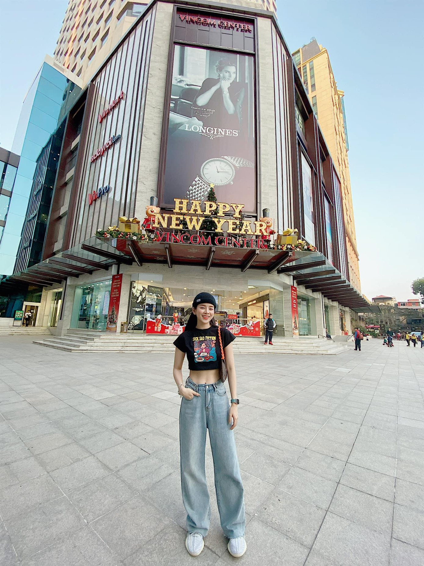 Set áo croptop và quần jeans cạp cao giúp Mie tạo phong cách vừa cá tính lại năng động.