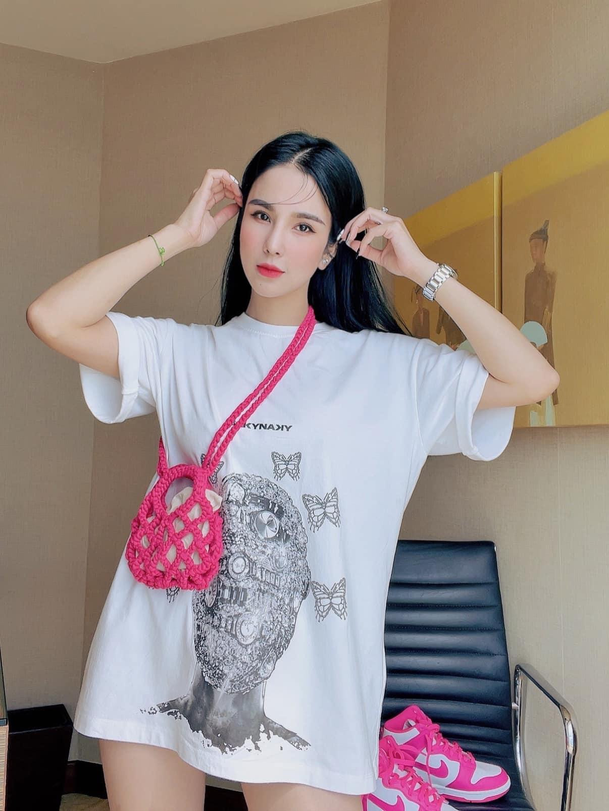 Phong cách "giấu quần" được Diệp Lâm Anh tích cực "lăng xê". Phong cách "giấu quần" được Diệp Lâm Anh tích cực "lăng xê".