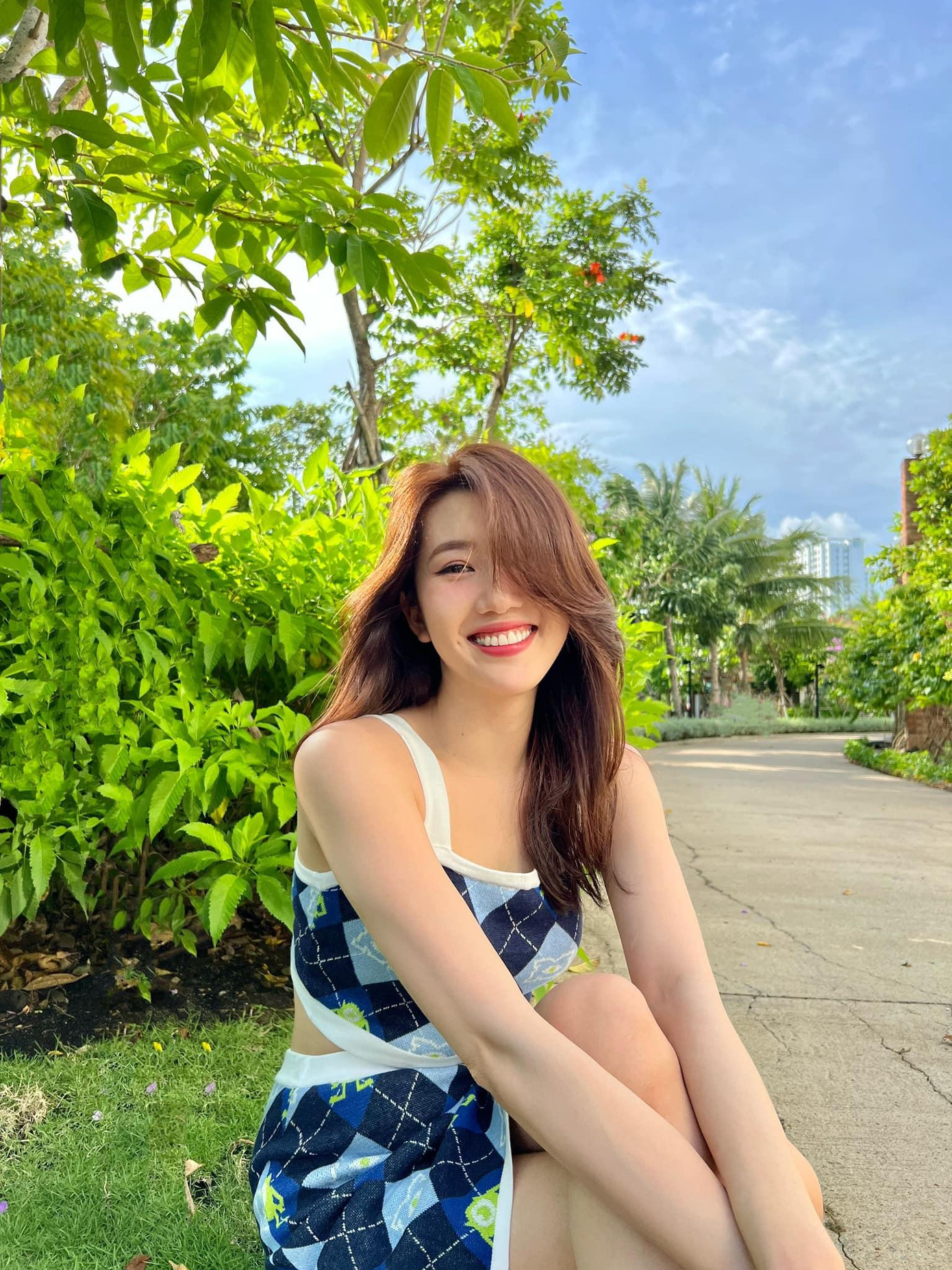 Set đồ có họa tiết nổi bật giúp toát lên thần thái sang chảnh của nữ diễn viên.