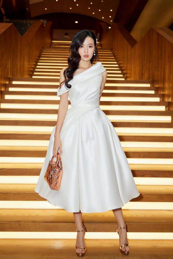Khi đi dự sự kiện, Midu thường xuyên ưu tiên những chiếc váy đơn giản, kín đáo nhưng vẫn toát lên sự sang trọng.