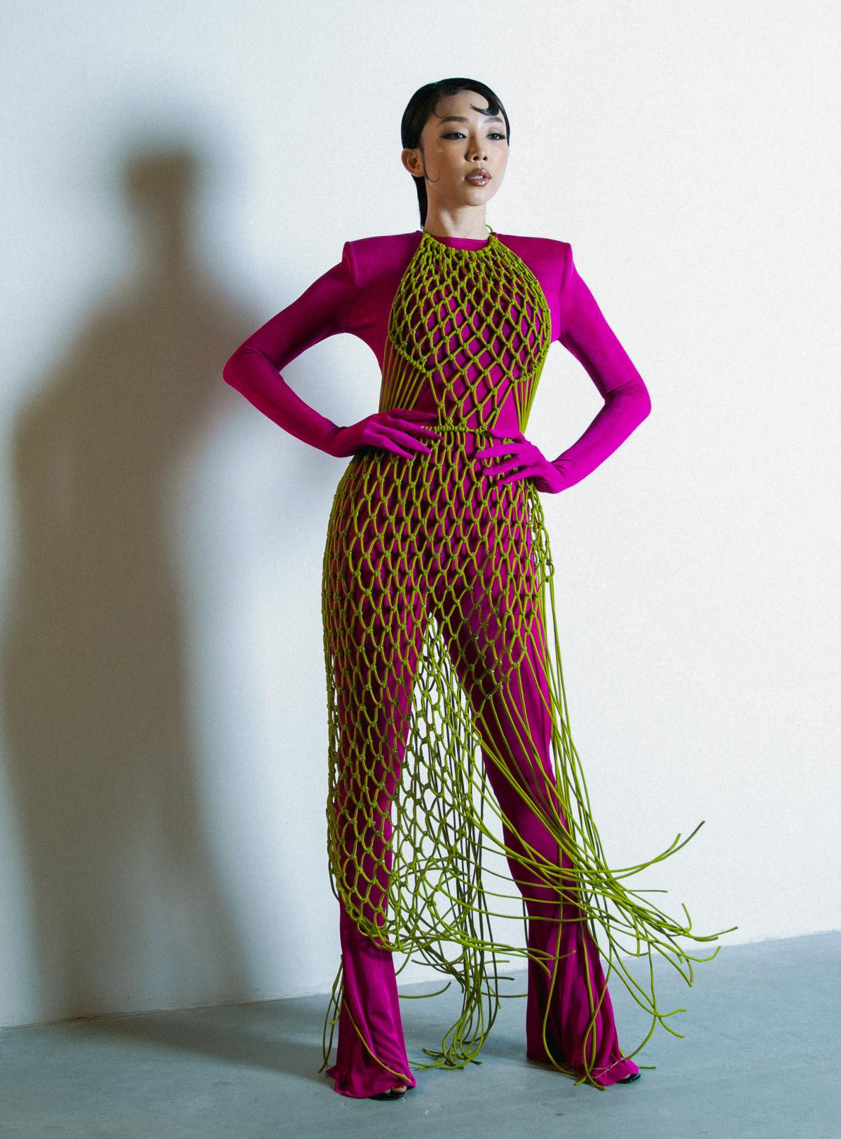 Tóc Tiên khiến người hâm mộ trầm trồ bởi phong cách độc lạ khi phối chiếc áo lưới xanh bên ngoài thiết kế màu hồng đậm. Tóc Tiên khiến người hâm mộ trầm trồ bởi phong cách độc lạ khi phối chiếc áo lưới xanh bên ngoài thiết kế màu hồng đậm.