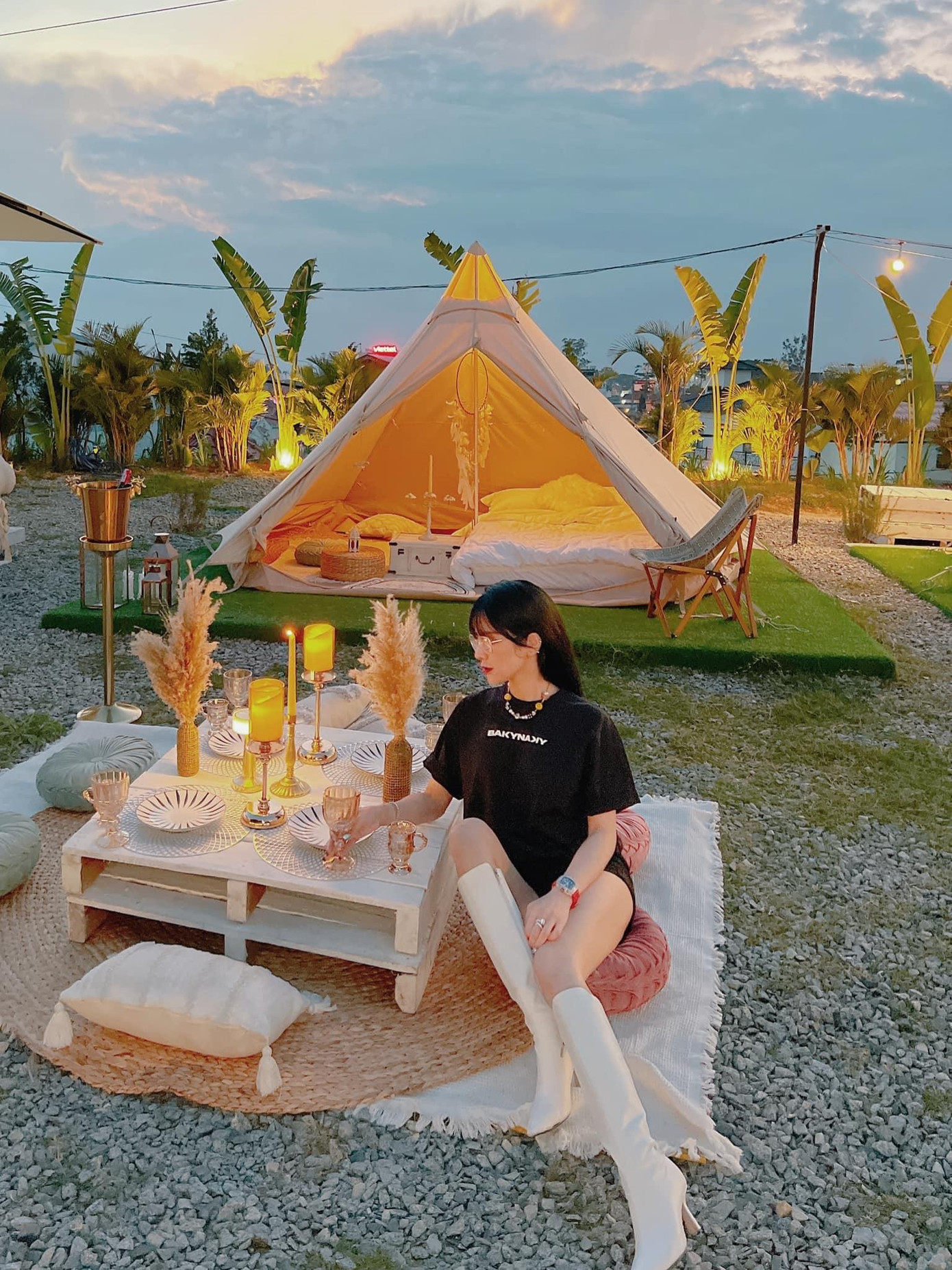 Diện phong cách "giấu quần", bà mẹ 2 con luôn biết cách tạo được sự cân đối về cả độ rộng lẫn chiều dài so với vóc dáng khi mix các phụ kiện. Diện phong cách "giấu quần", bà mẹ 2 con luôn biết cách tạo được sự cân đối về cả độ rộng lẫn chiều dài so với vóc dáng khi mix các phụ kiện.