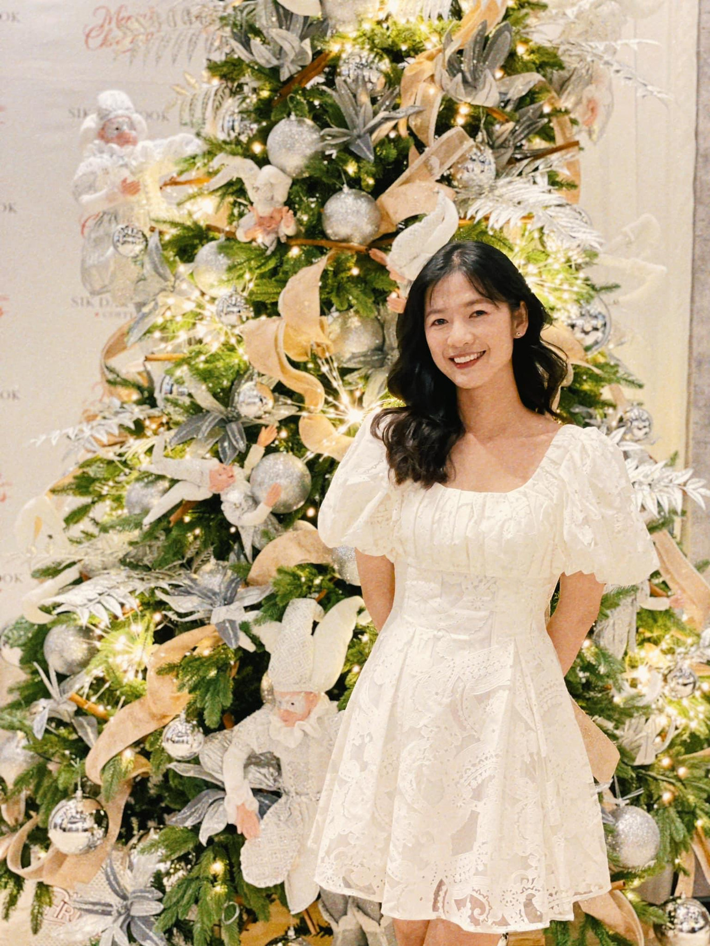 Khi xuống phố, nữ diễn viên cũng thường xuyên chọn cho mình những chiếc váy ngắn để khoe trọn vóc dáng mảnh mai của mình.