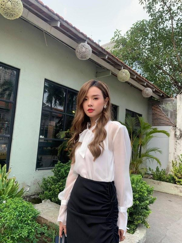 Khi đi dạy, người đẹp vẫn đẹp hút hồn khi kết hợp áo sơ mi trắng phối với chân váy đen.