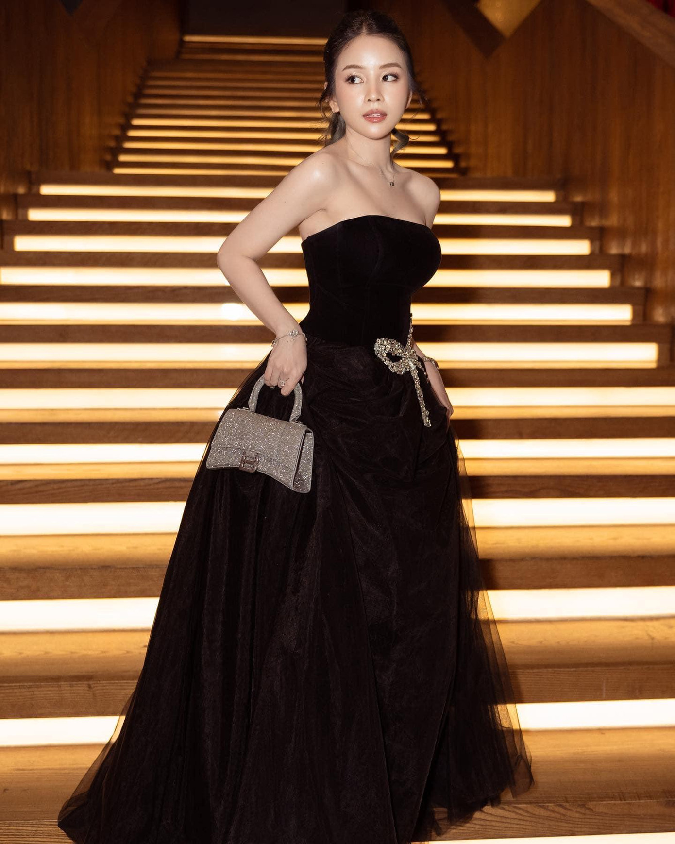 Khi đi dự sự kiện, Mie diện váy đen cúp ngực khoe xương quai xanh quyến rũ.