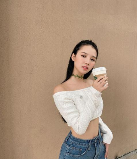 Amee với nhan sắc ngọt ngào với item khoe trọn vòng eo con kiến quyến rũ.